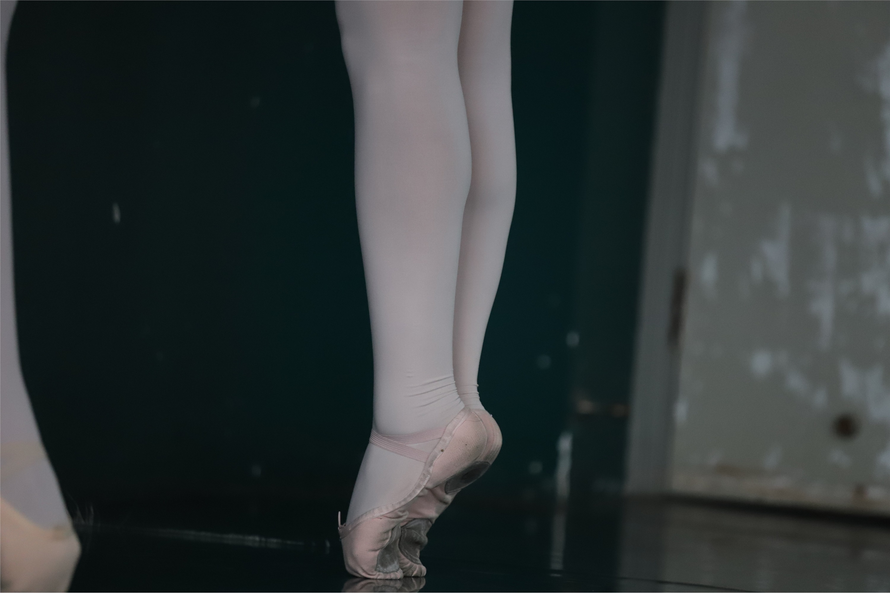 大西瓜美女图片 W005 红色舞蹈服 669P2