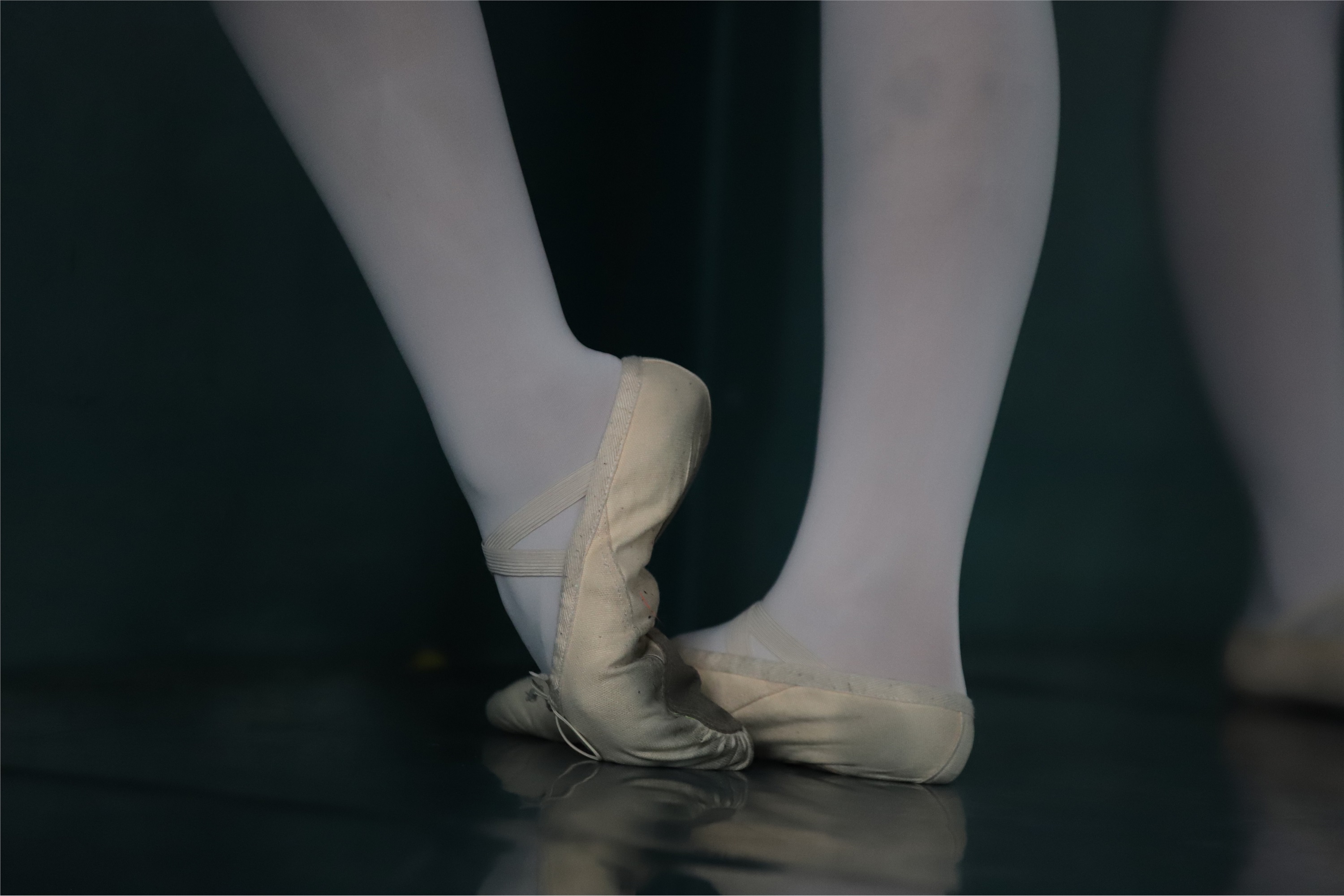 大西瓜美女图片 W005 红色舞蹈服 669P2