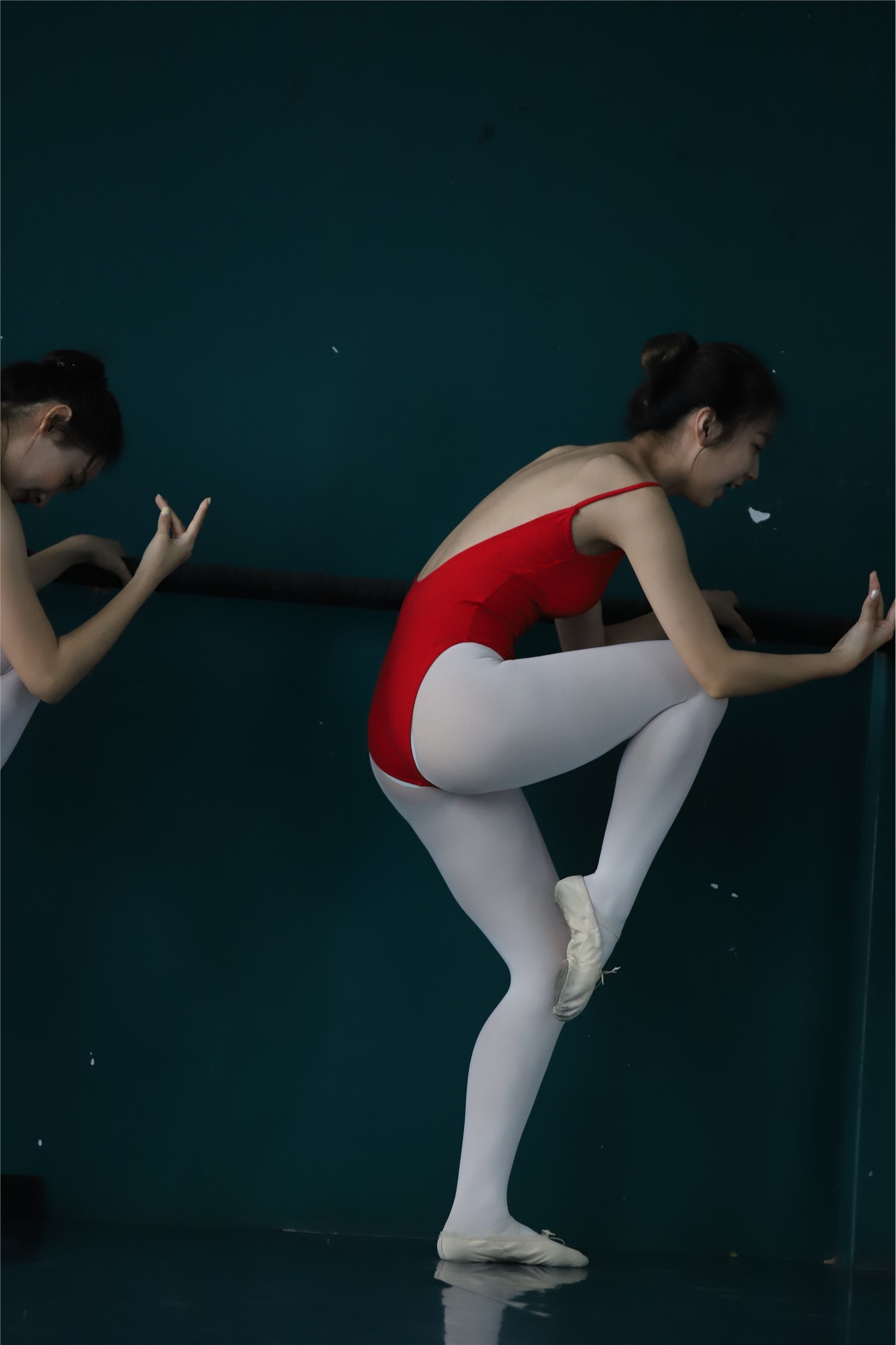 大西瓜美女图片 W005 红色舞蹈服 669P2