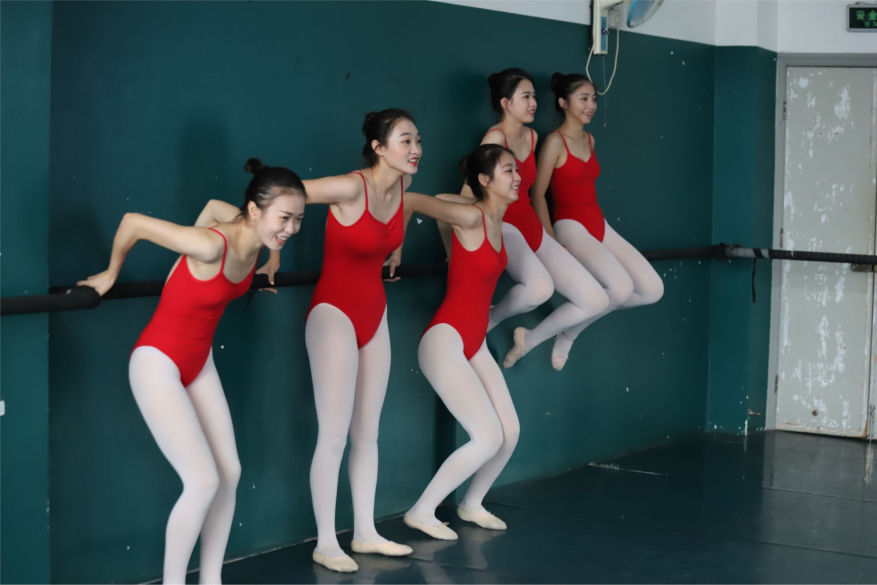 大西瓜美女图片 W005 红色舞蹈服 669P3