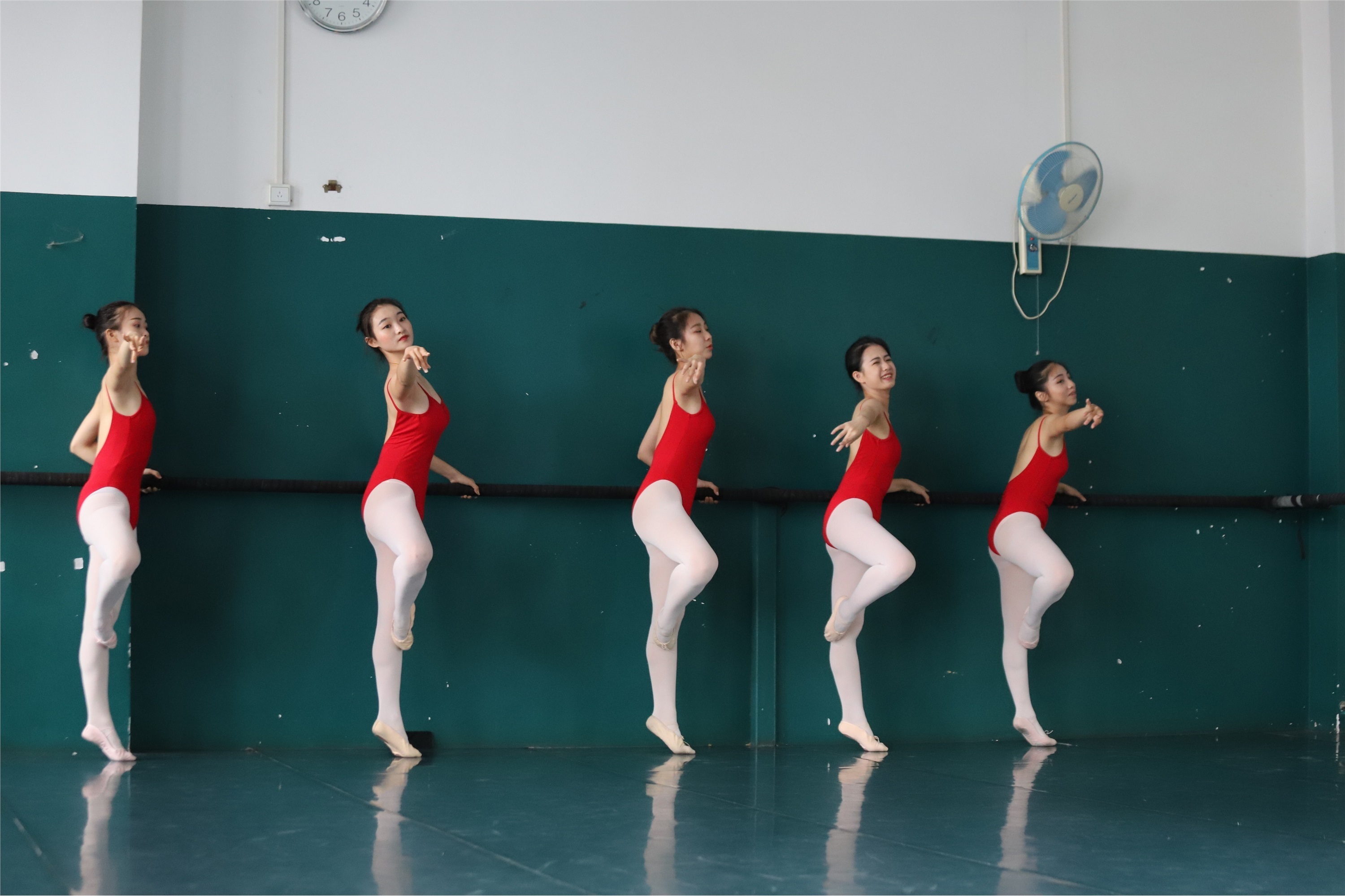 大西瓜美女图片 W005 红色舞蹈服 669P3