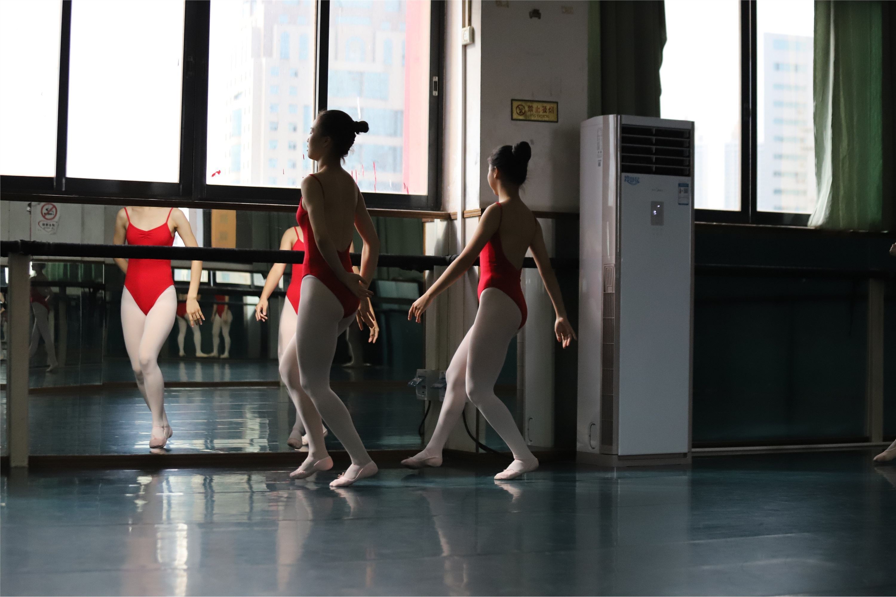 大西瓜美女图片 W005 红色舞蹈服 669P4