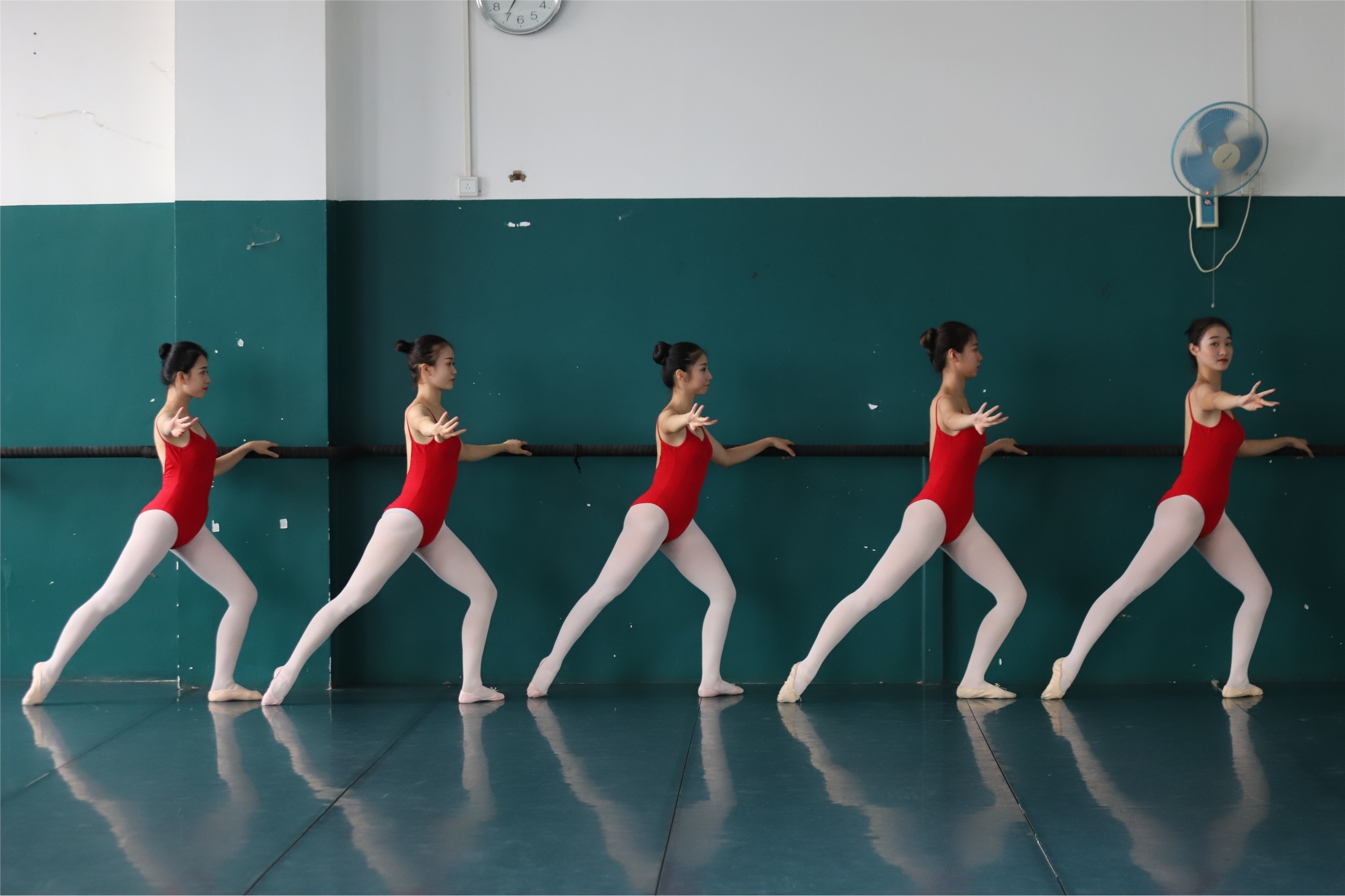 大西瓜美女图片 W005 红色舞蹈服 669P4