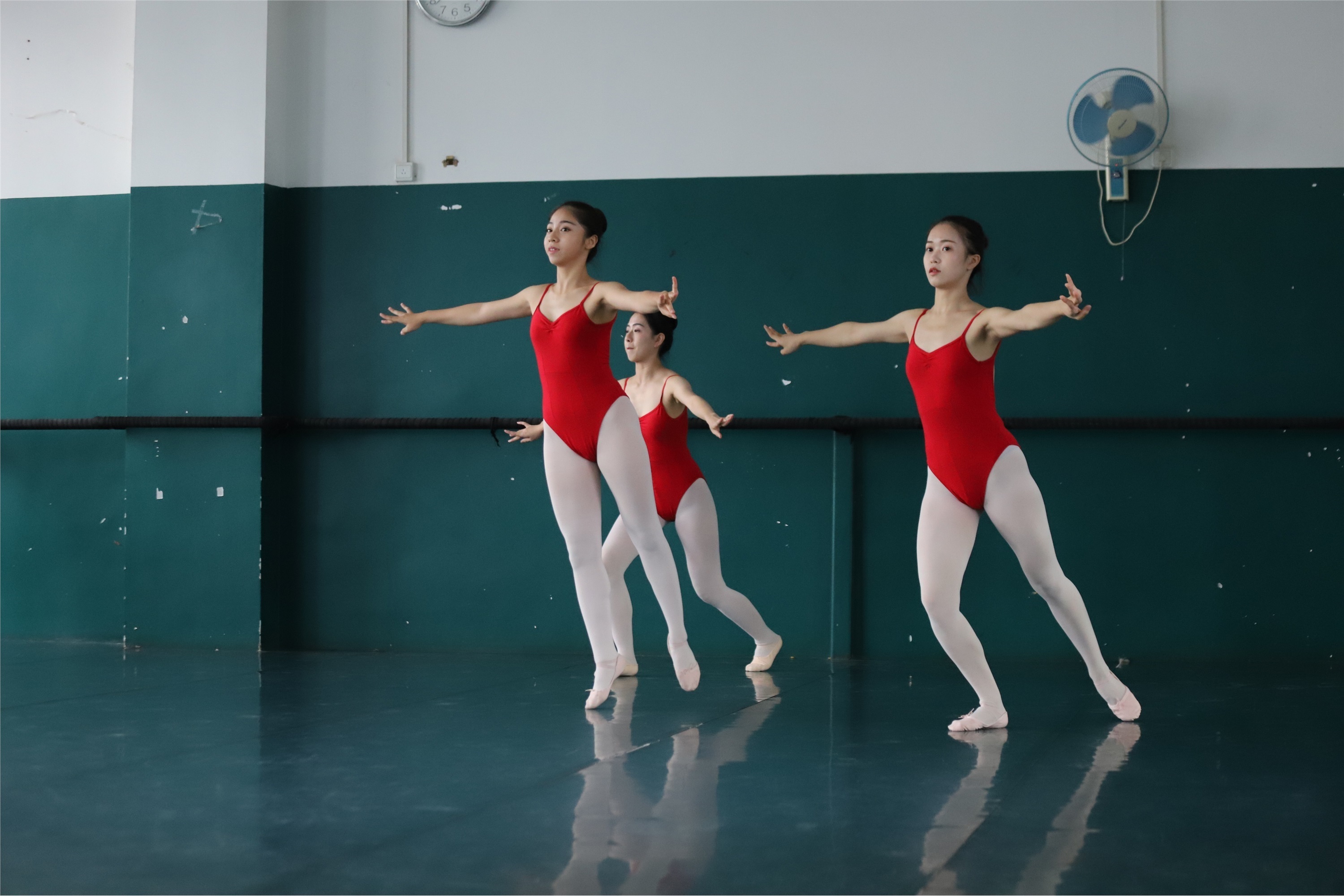 大西瓜美女图片 W005 红色舞蹈服 669P4