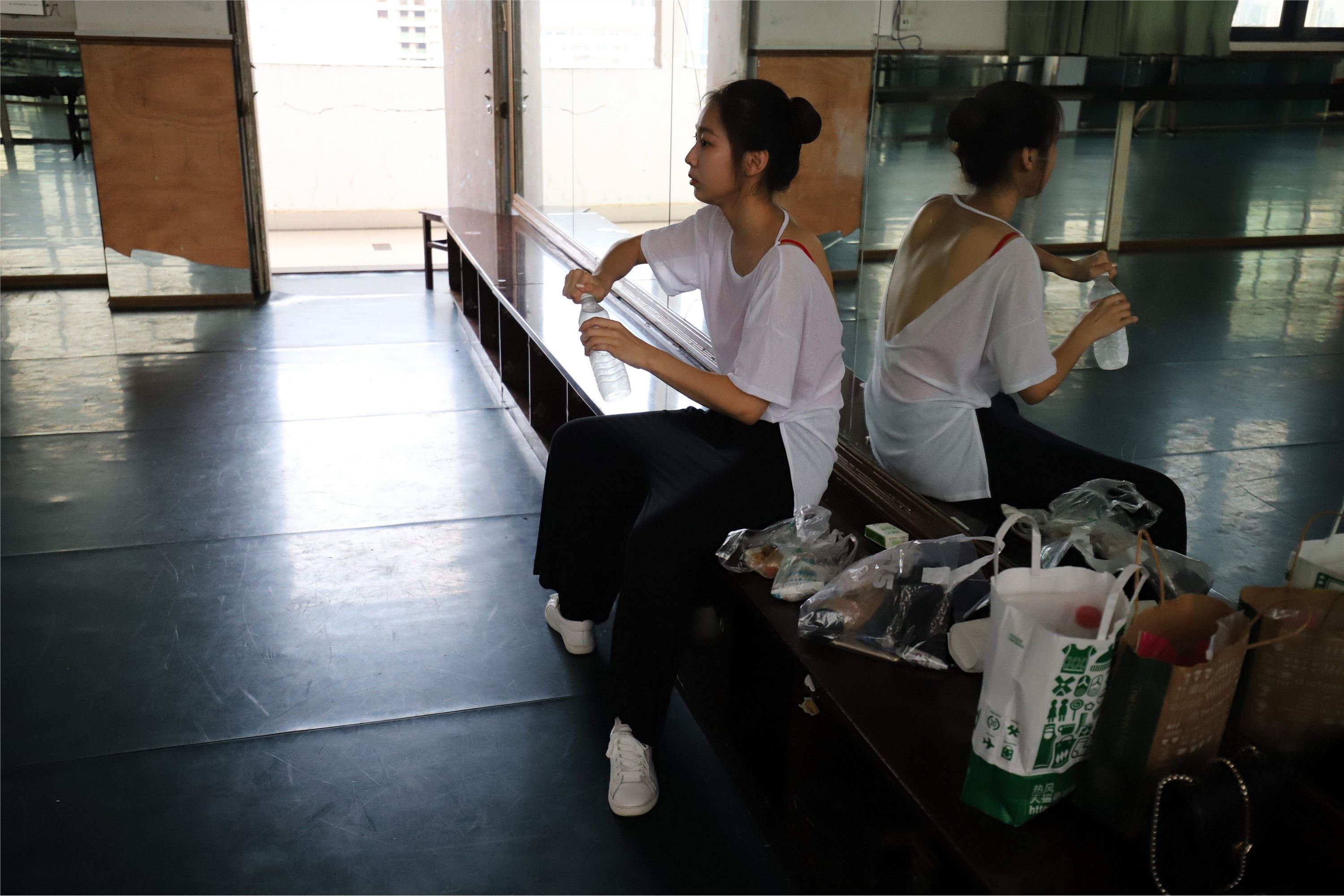 大西瓜美女图片 W005 红色舞蹈服 669P5