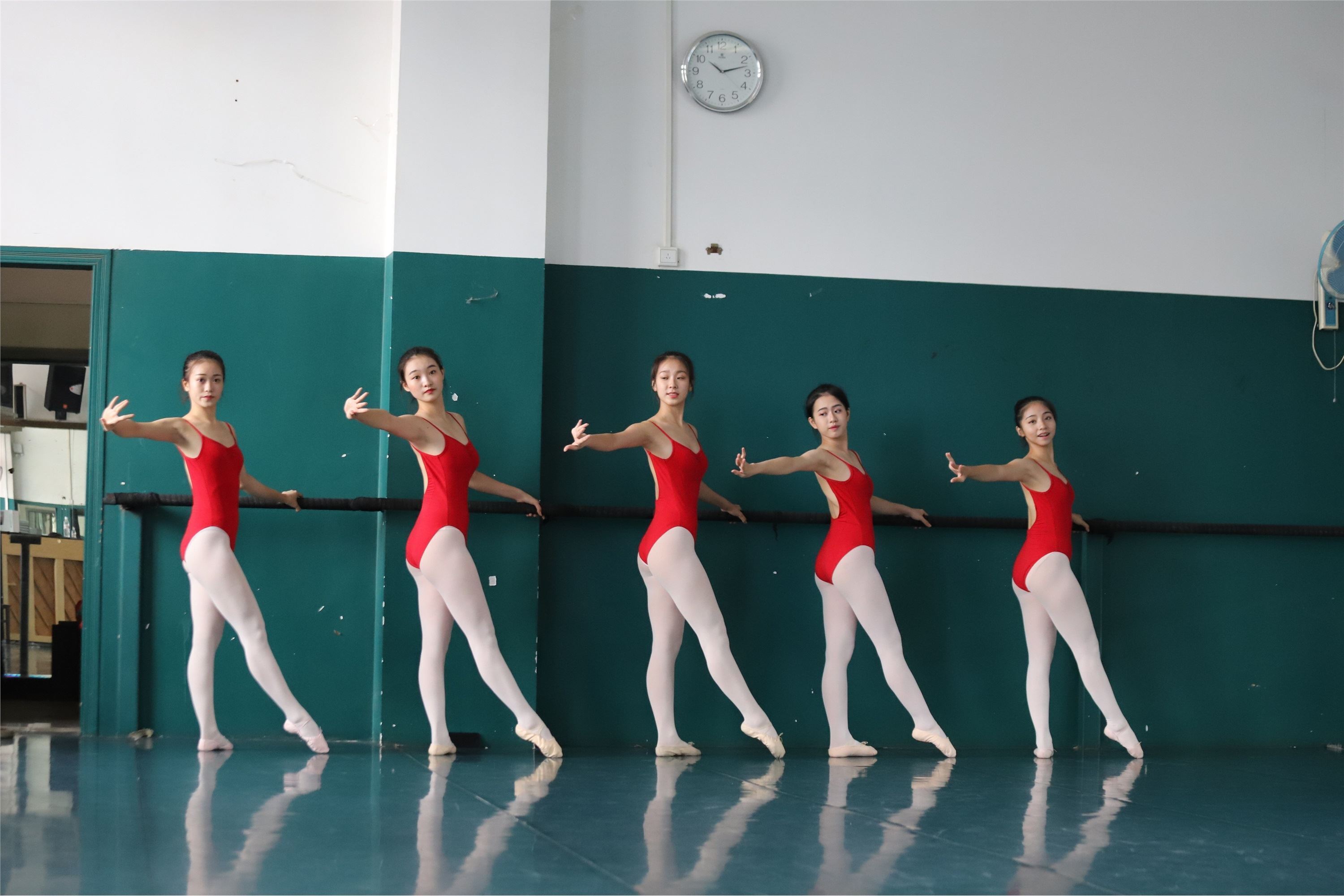 大西瓜美女图片 W005 红色舞蹈服 669P5