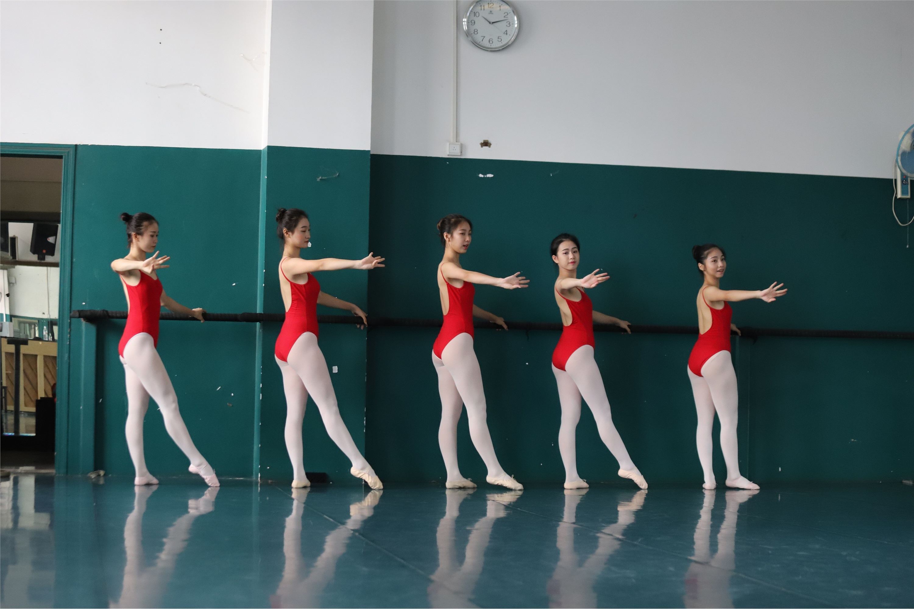 大西瓜美女图片 W005 红色舞蹈服 669P5