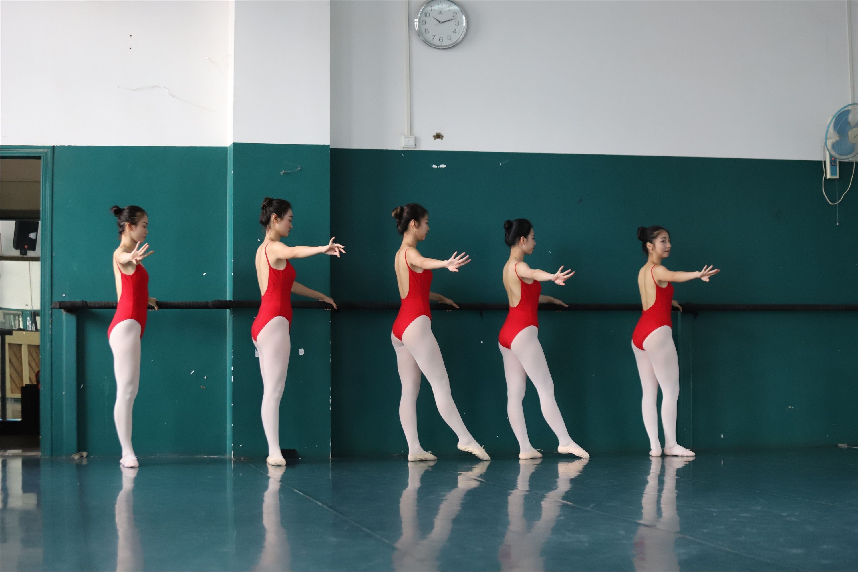 大西瓜美女图片 W005 红色舞蹈服 669P5