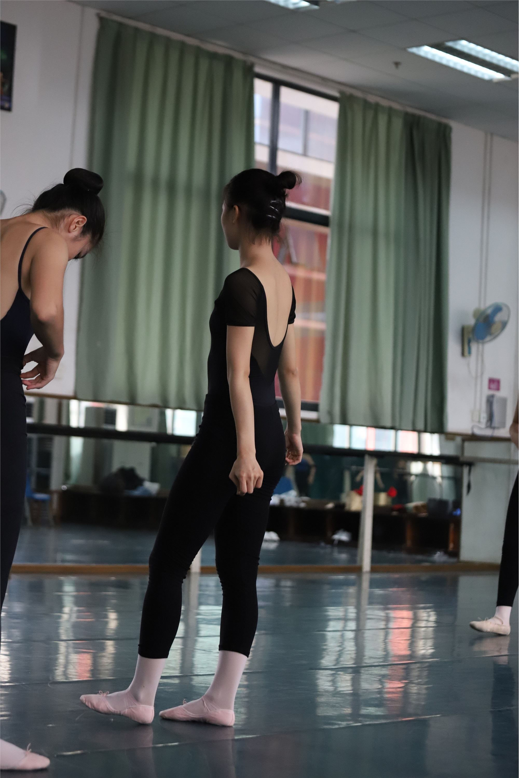 大西瓜美女图片 W004 多色舞蹈服 650p1