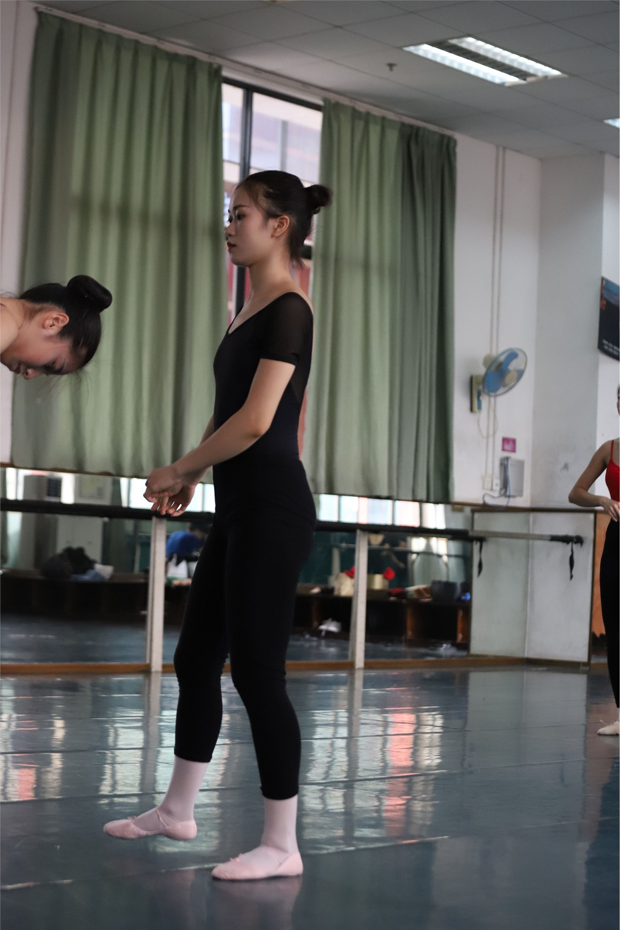 大西瓜美女图片 W004 多色舞蹈服 650p1