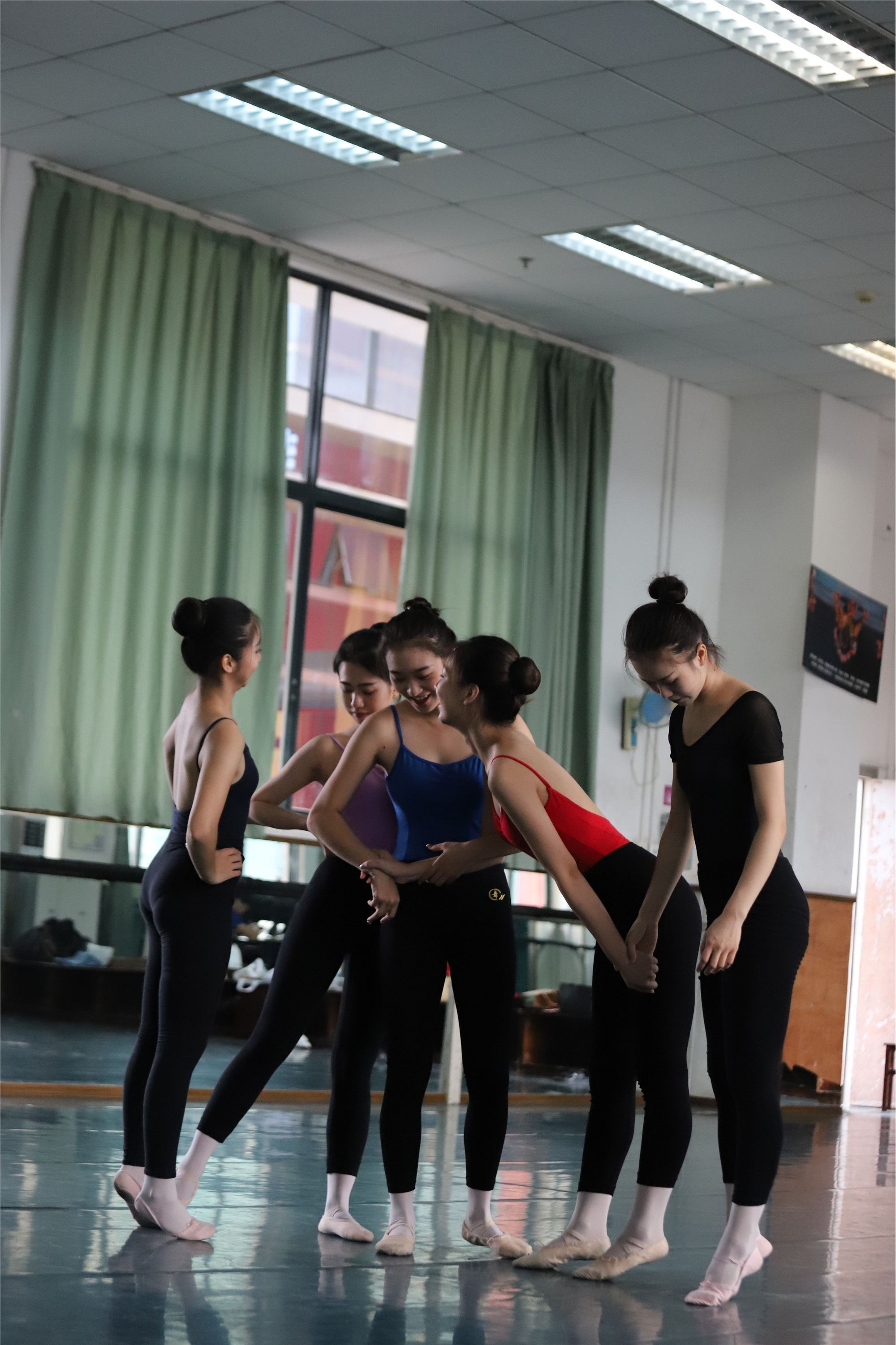 大西瓜美女图片 W004 多色舞蹈服 650p1