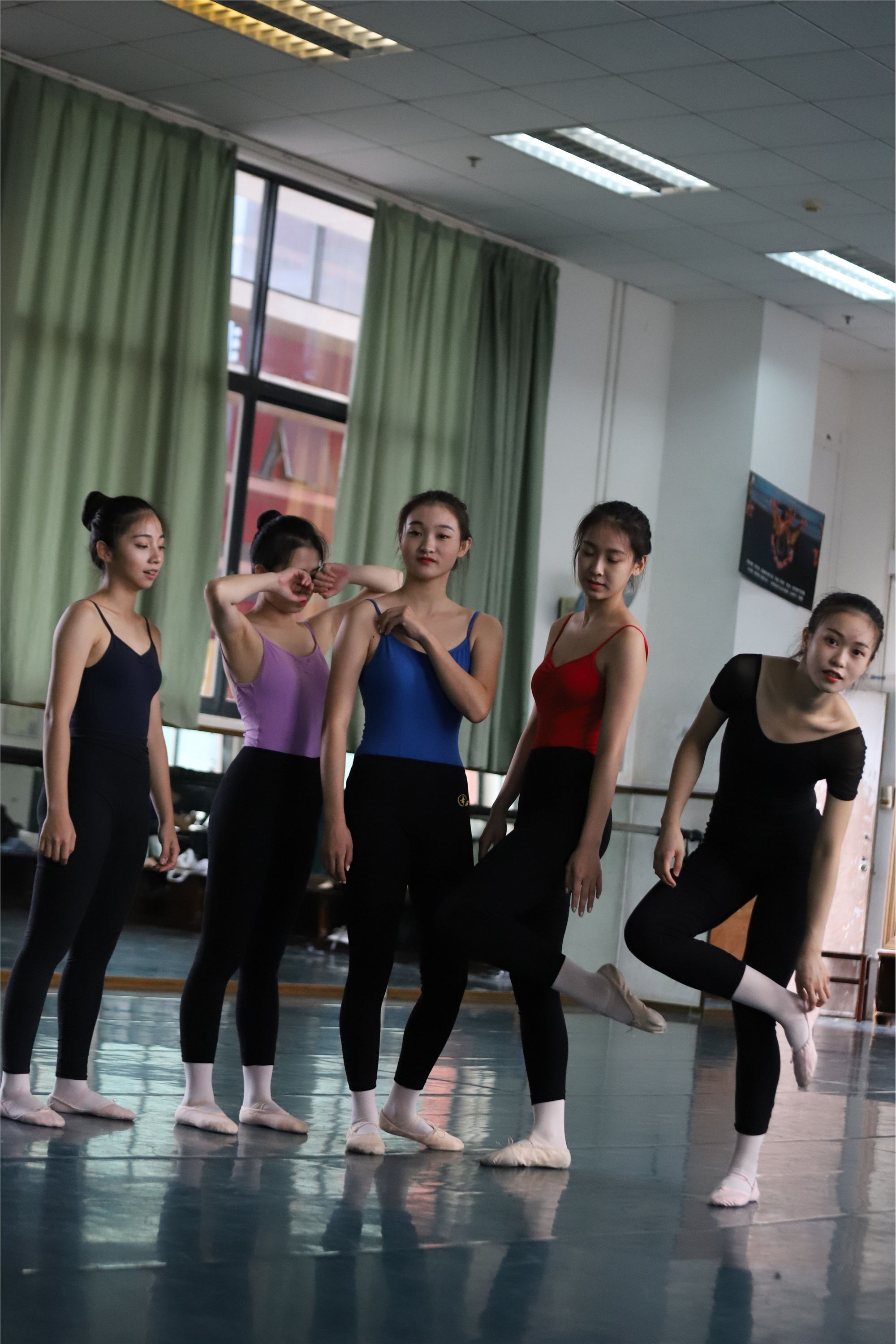 大西瓜美女图片 W004 多色舞蹈服 650p1