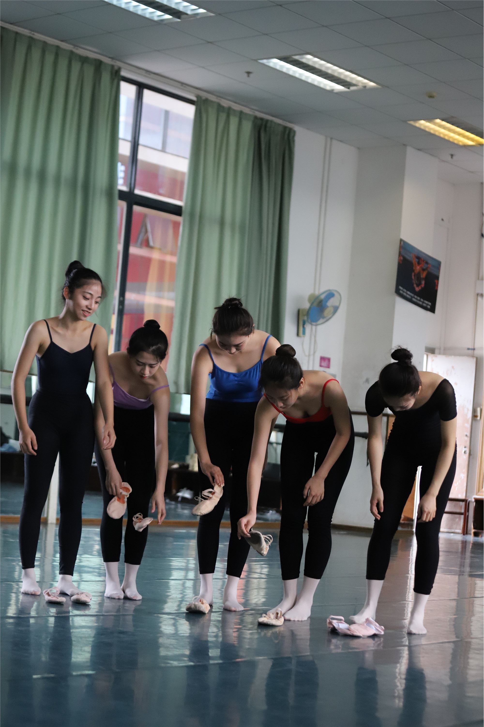 大西瓜美女图片 W004 多色舞蹈服 650p3