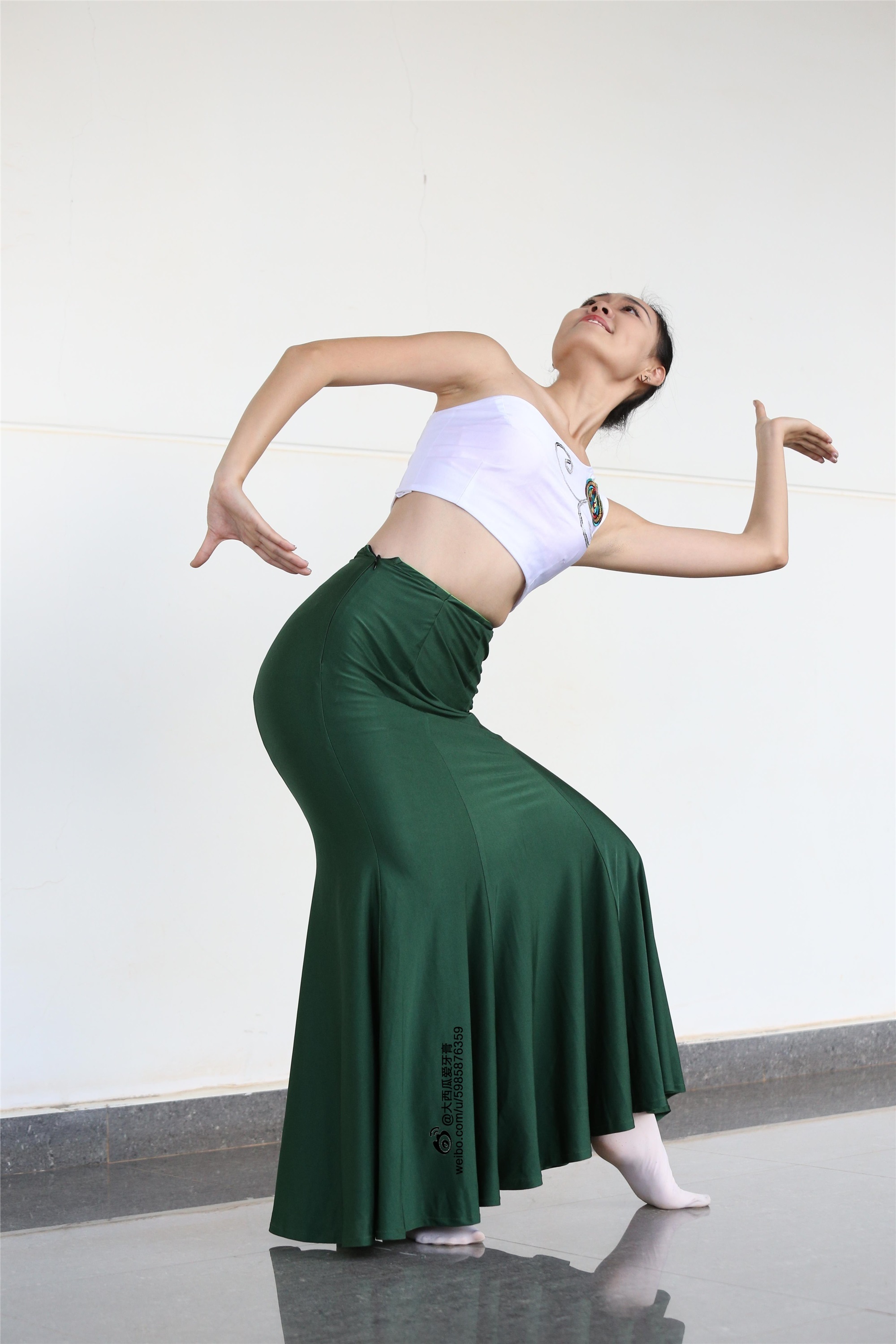 大西瓜美女图片 W006 舞蹈家1-文君 绿裙1