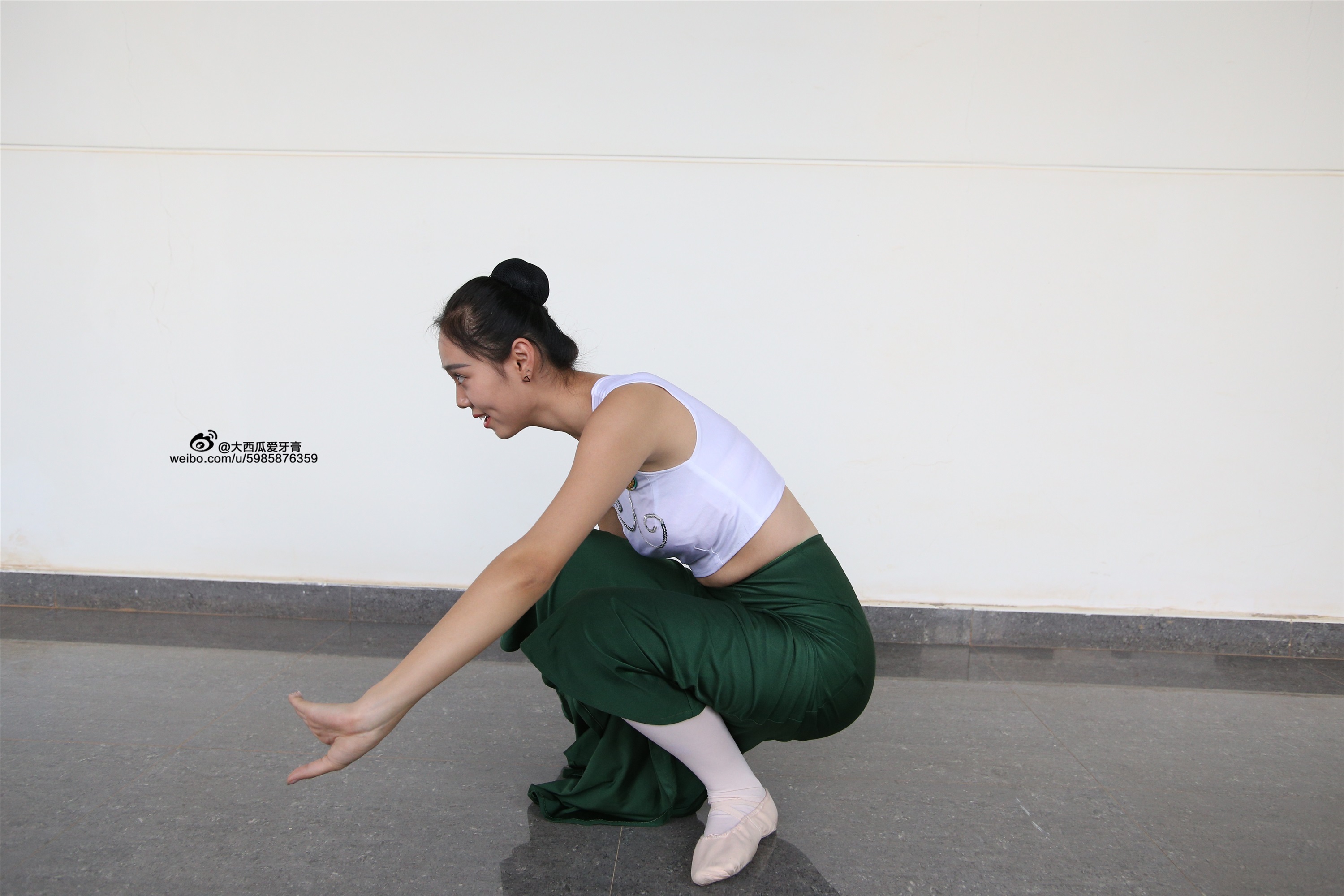 大西瓜美女图片 W006 舞蹈家1-文君 绿裙1