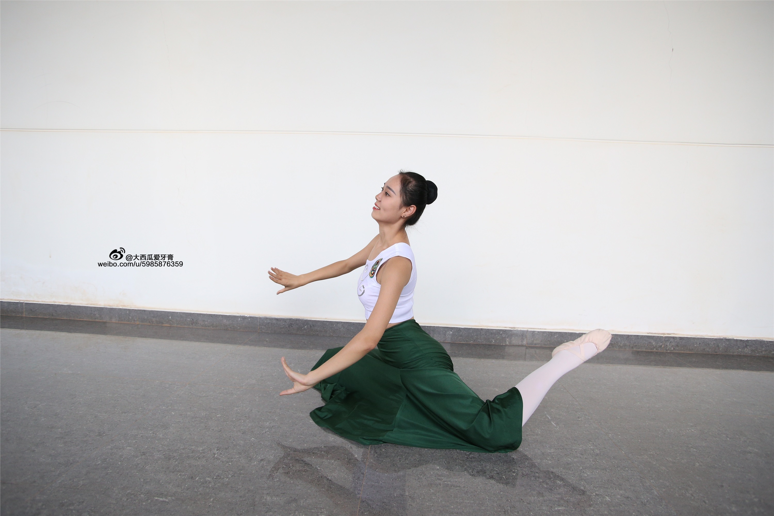 大西瓜美女图片 W006 舞蹈家1-文君 绿裙1