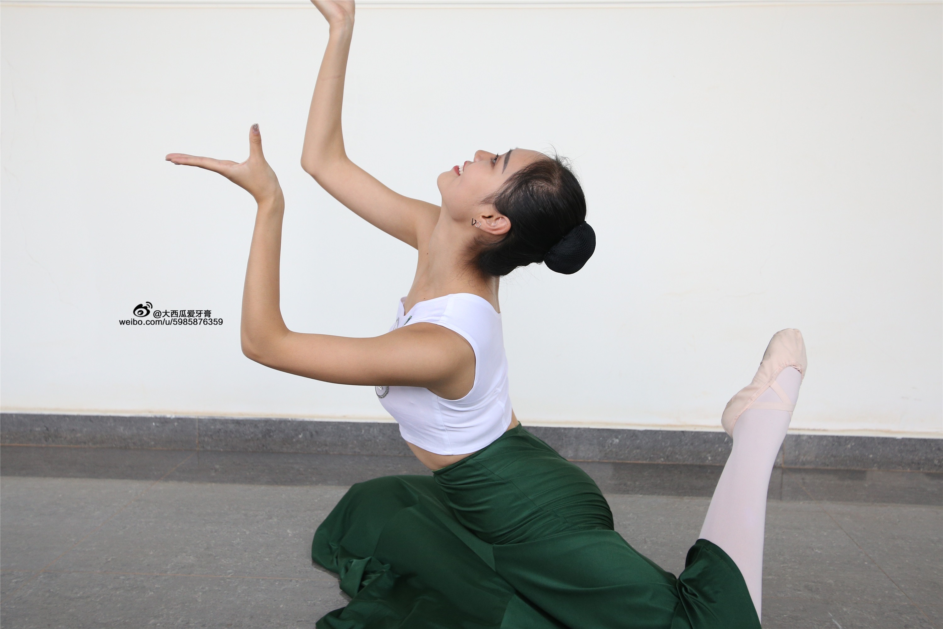 大西瓜美女图片 W006 舞蹈家1-文君 绿裙1