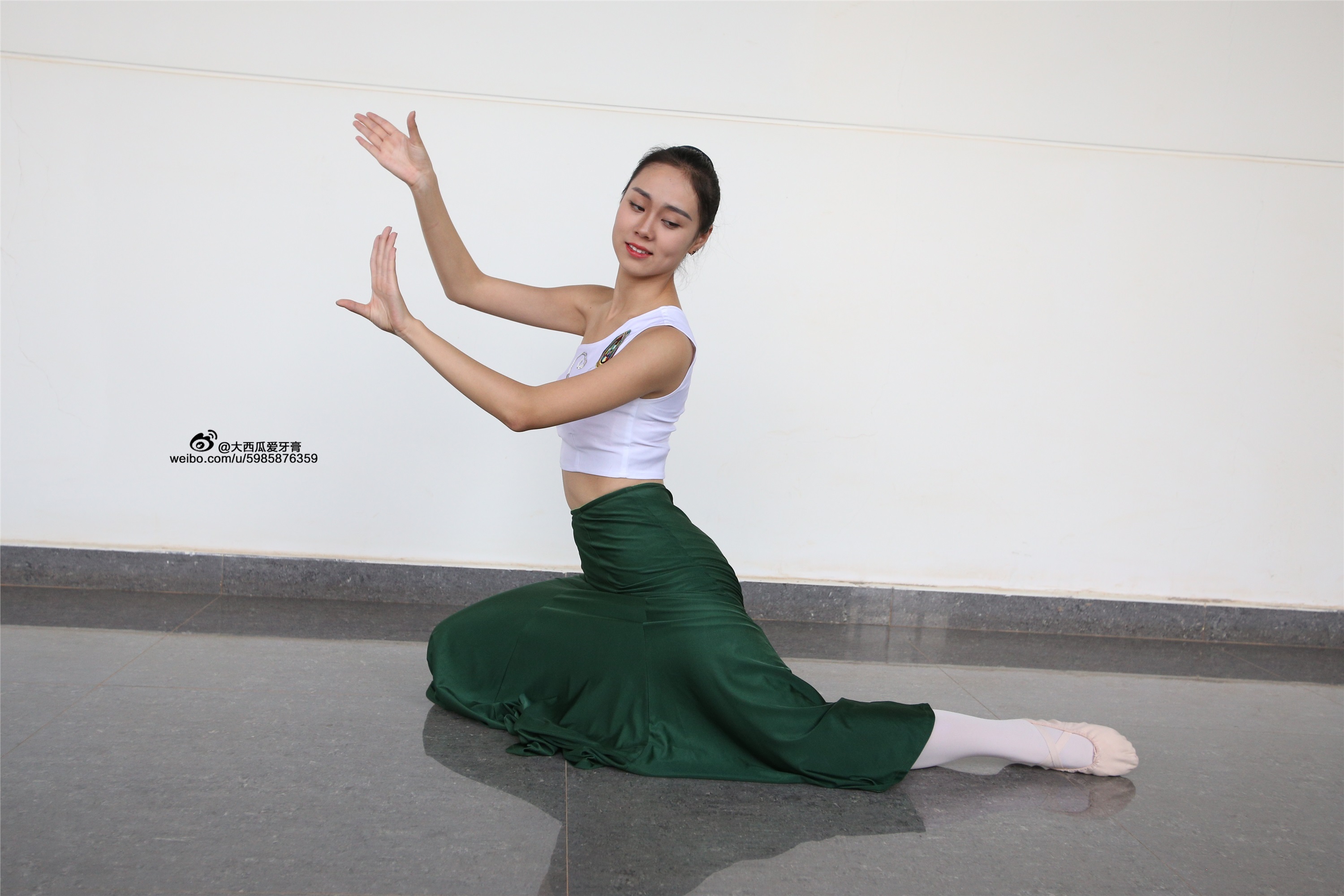 大西瓜美女图片 W006 舞蹈家1-文君 绿裙1