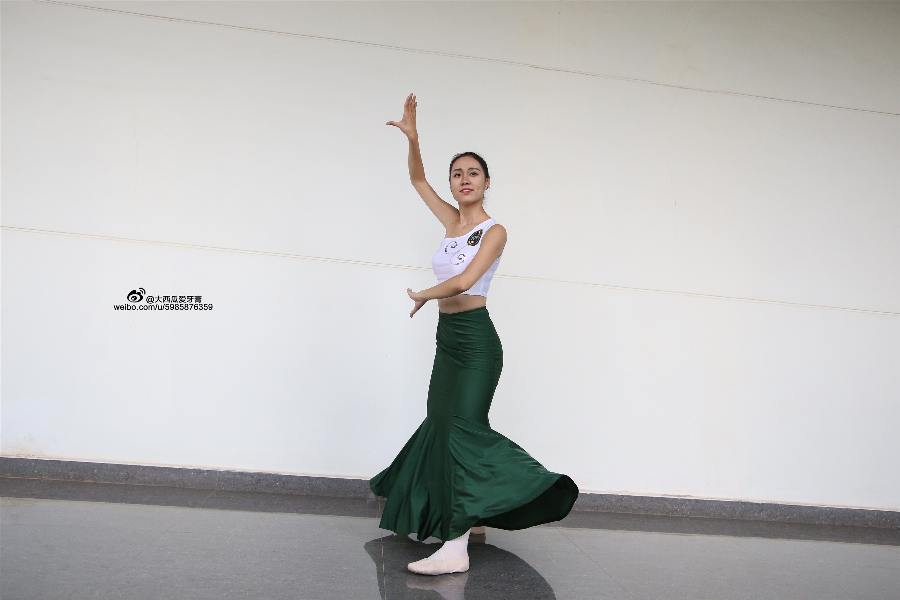 大西瓜美女图片 W006 舞蹈家1-文君 绿裙1