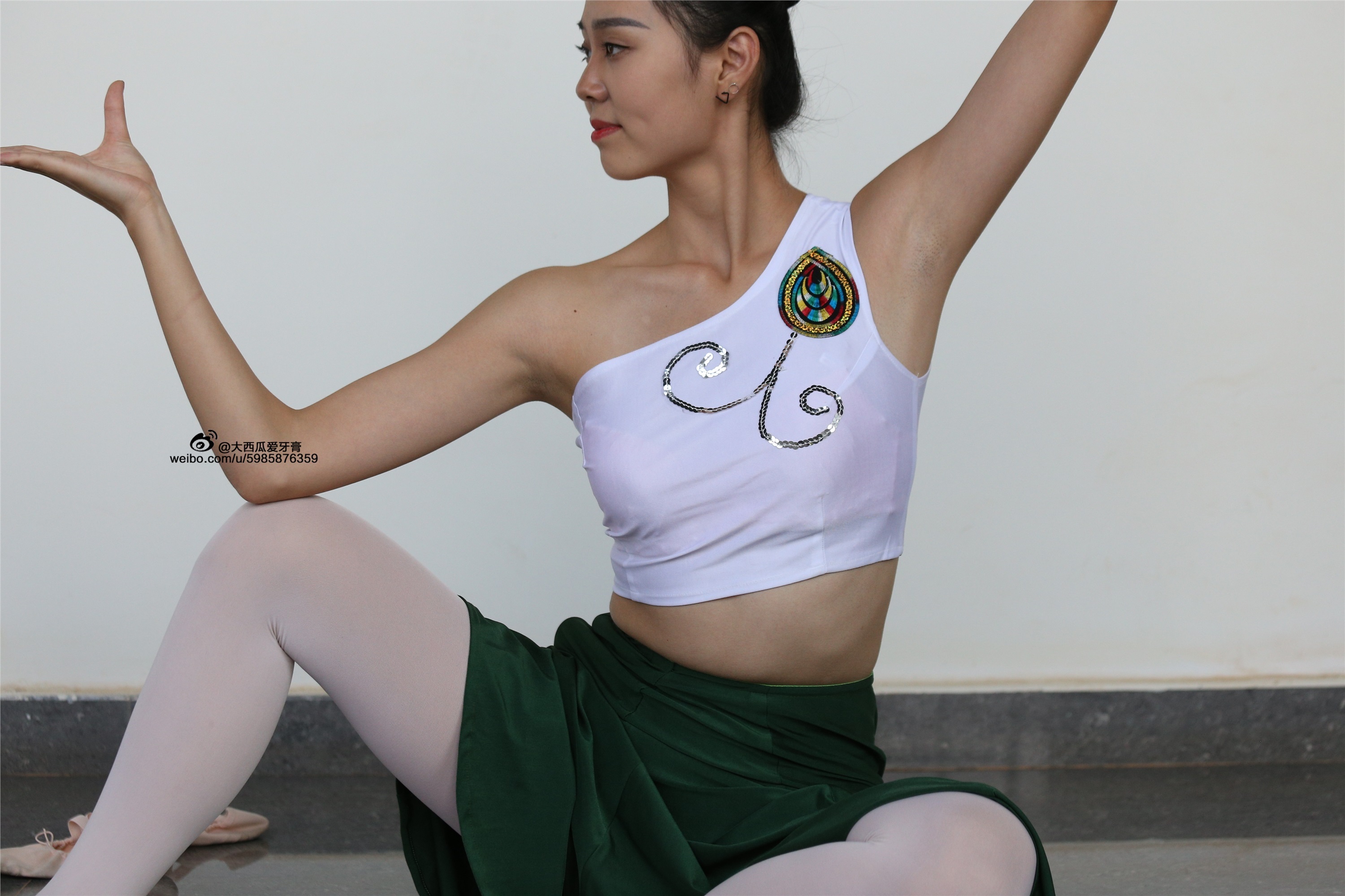 大西瓜美女图片 W006 舞蹈家1-文君 绿裙1