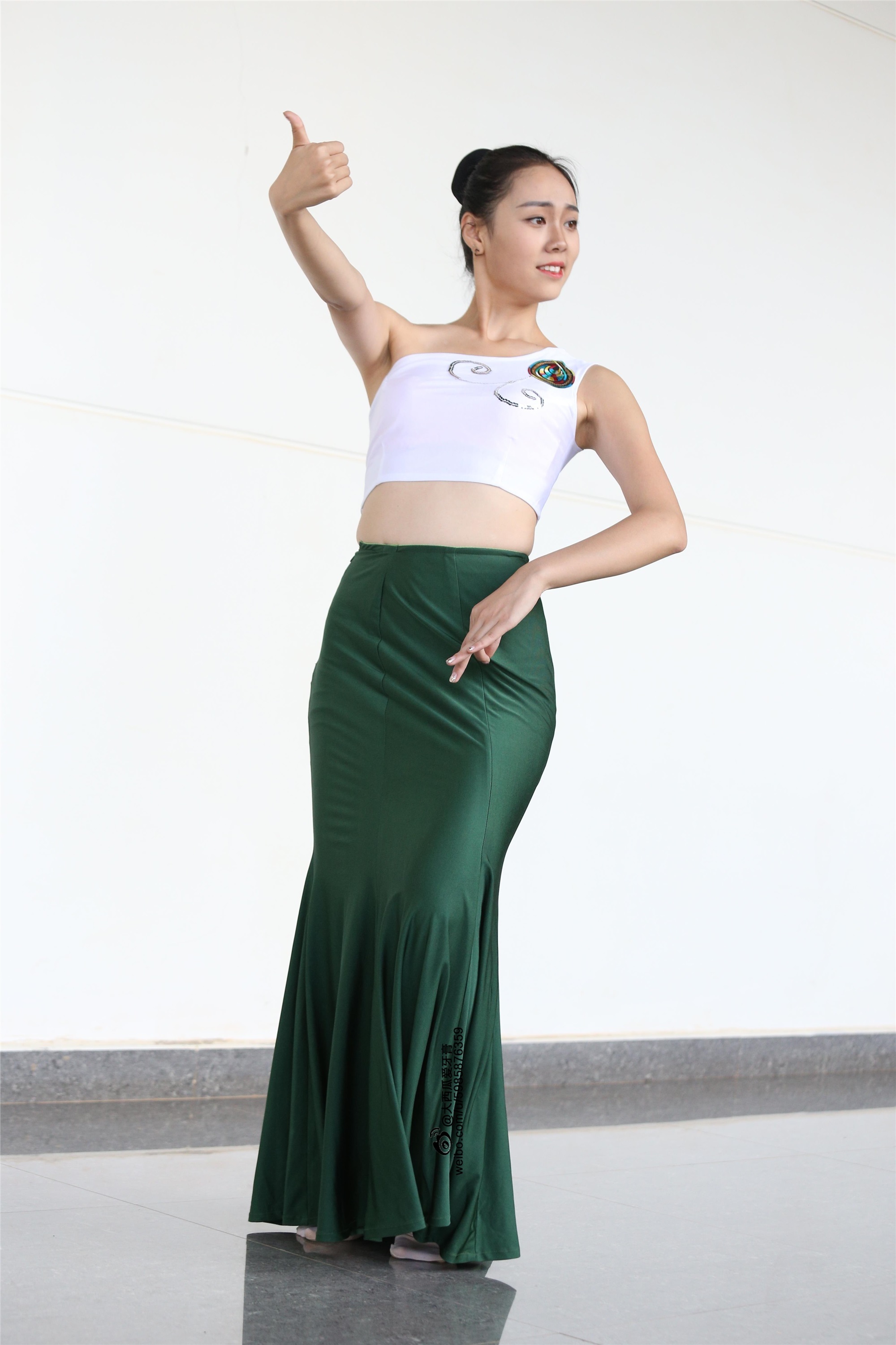 大西瓜美女图片 W006 舞蹈家1-文君 绿裙1