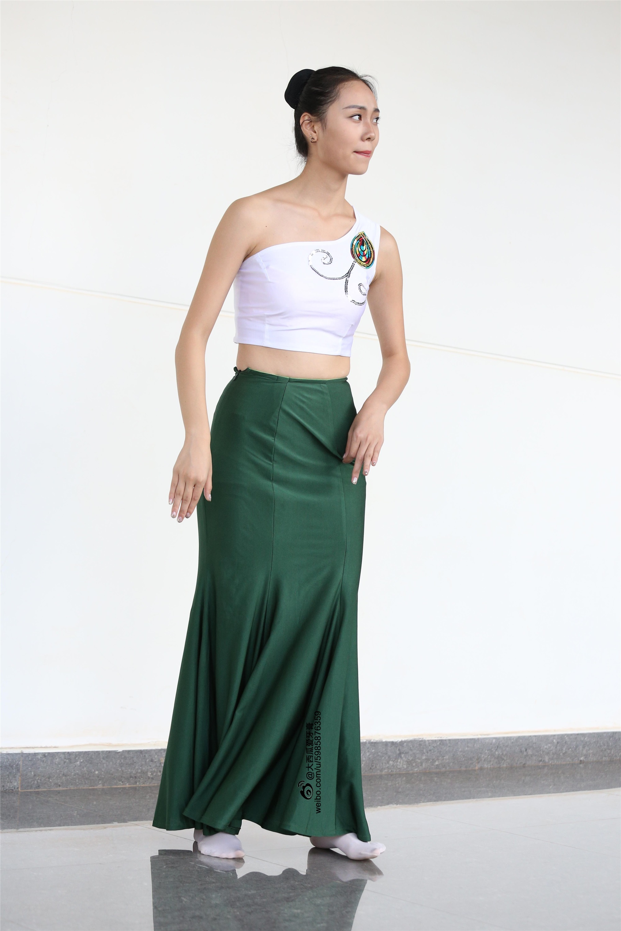 大西瓜美女图片 W006 舞蹈家1-文君 绿裙1