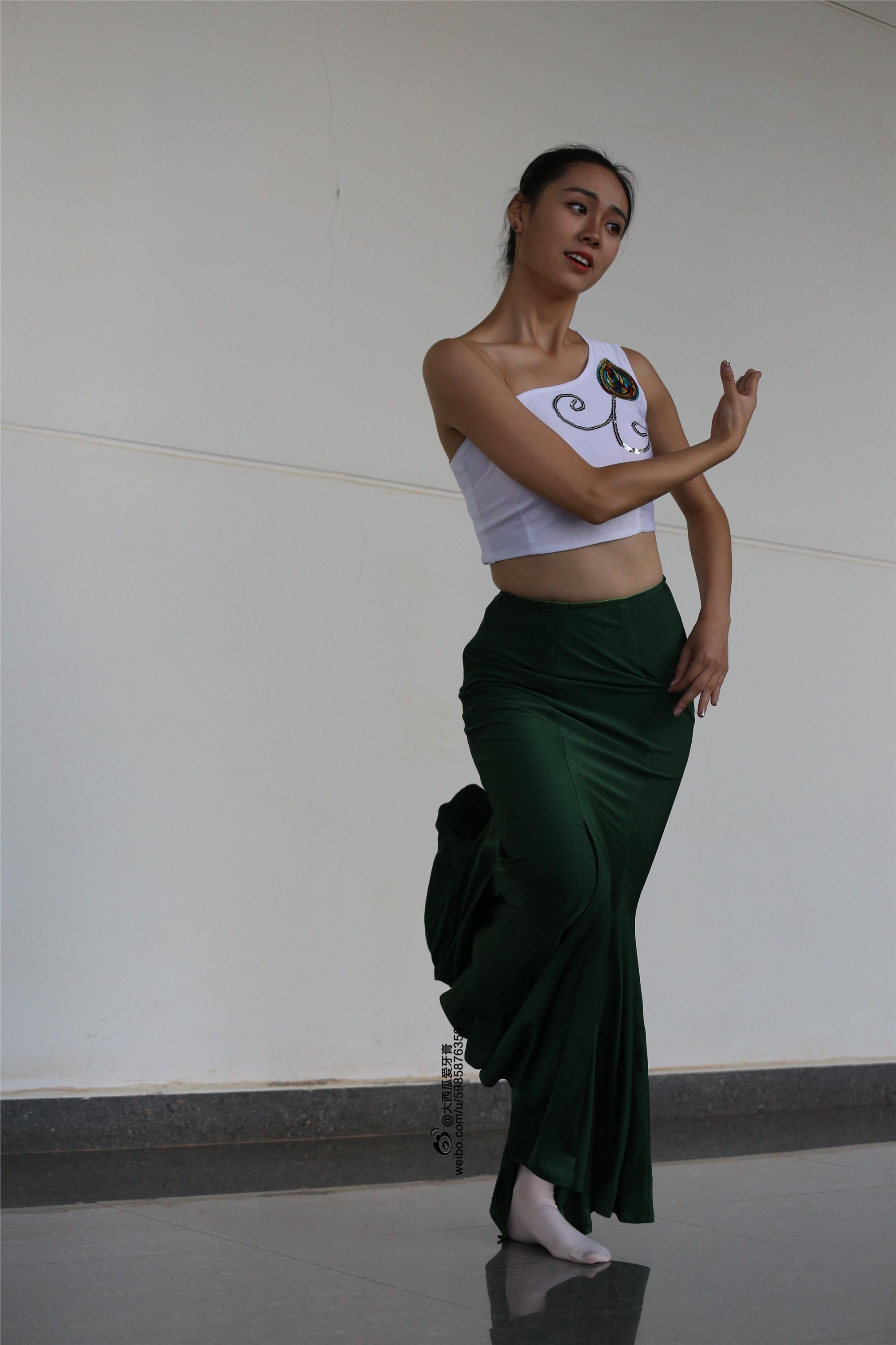 大西瓜美女图片 W006 舞蹈家1-文君 绿裙1