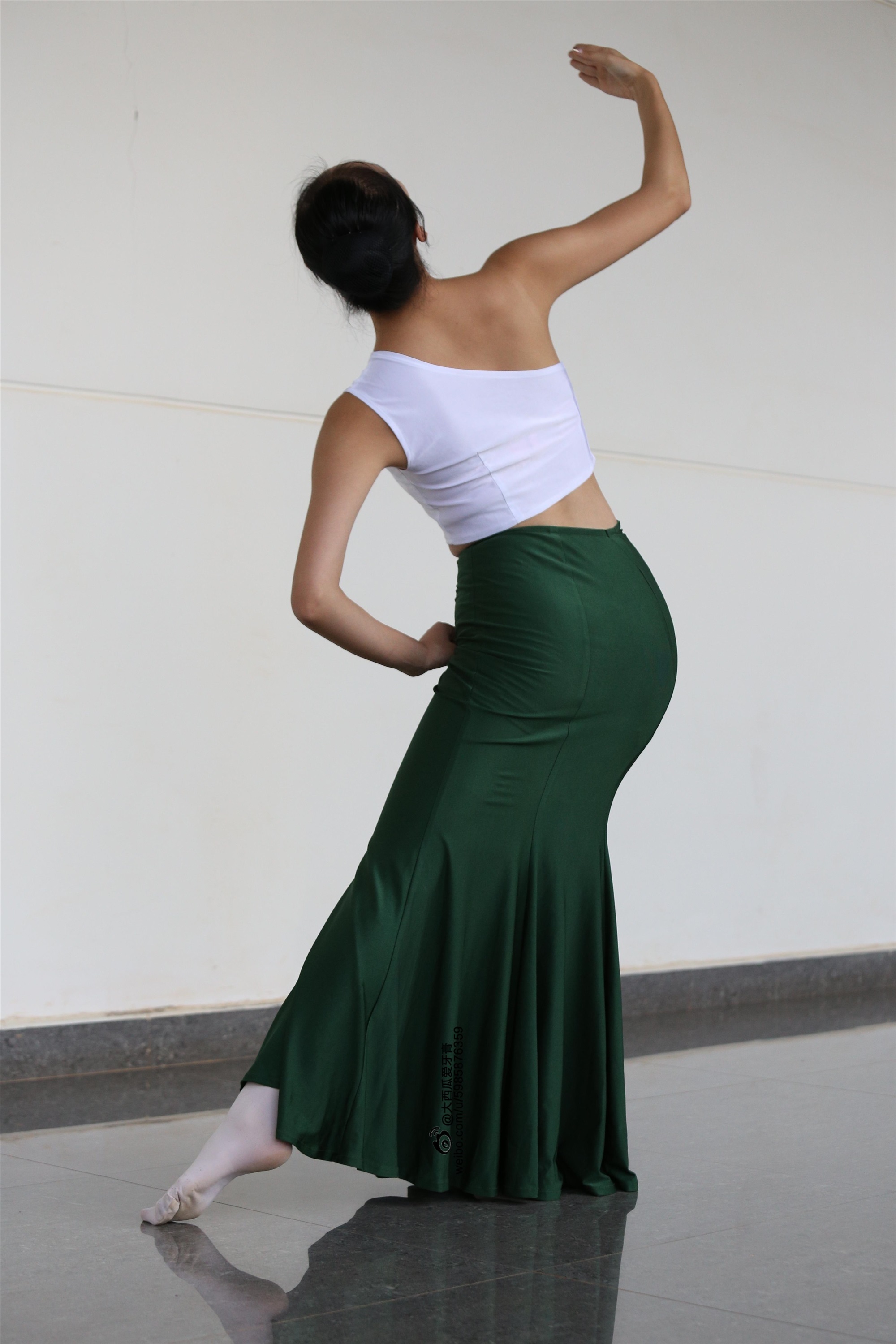 大西瓜美女图片 W006 舞蹈家1-文君 绿裙1