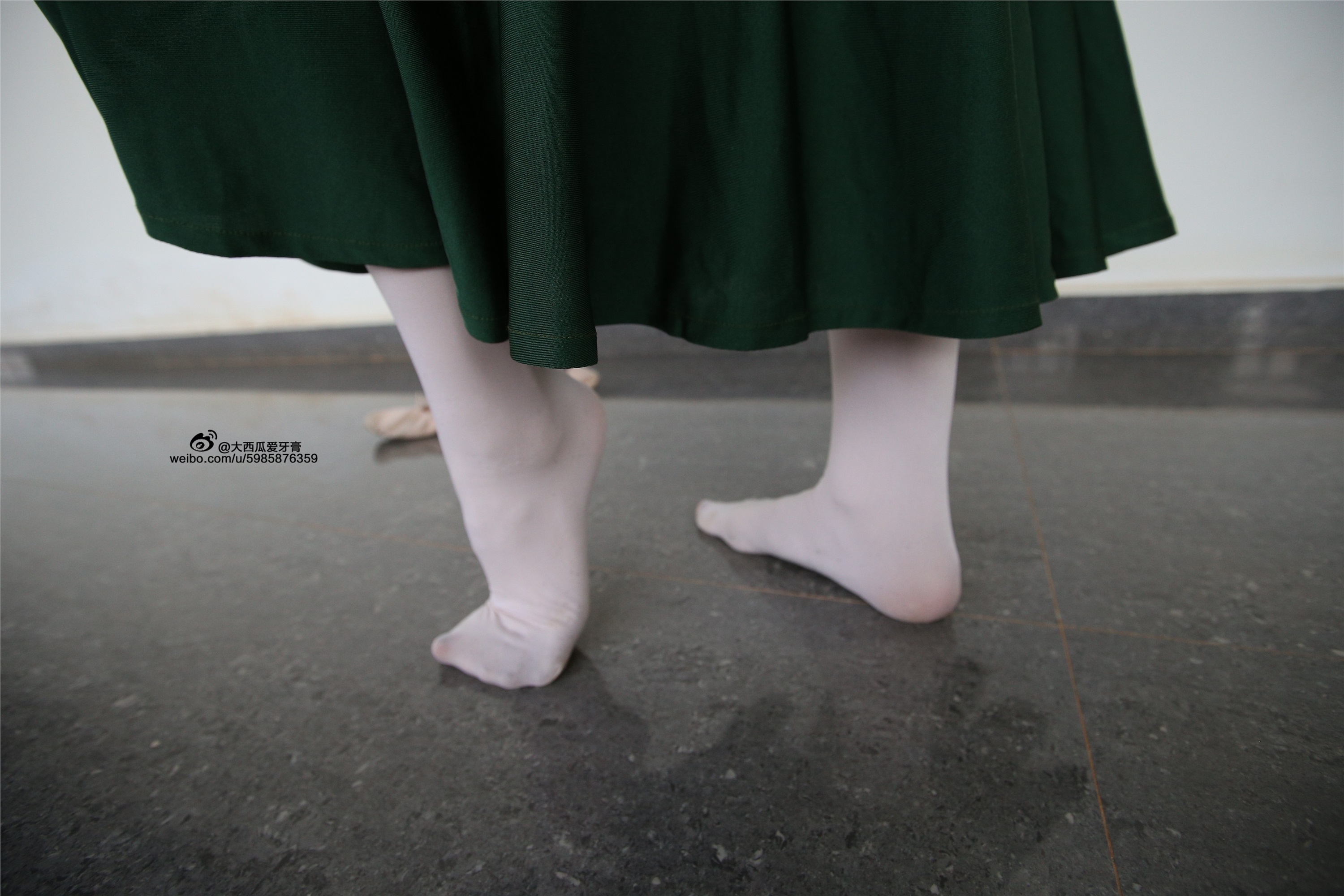 大西瓜美女图片 W006 舞蹈家1-文君 绿裙1