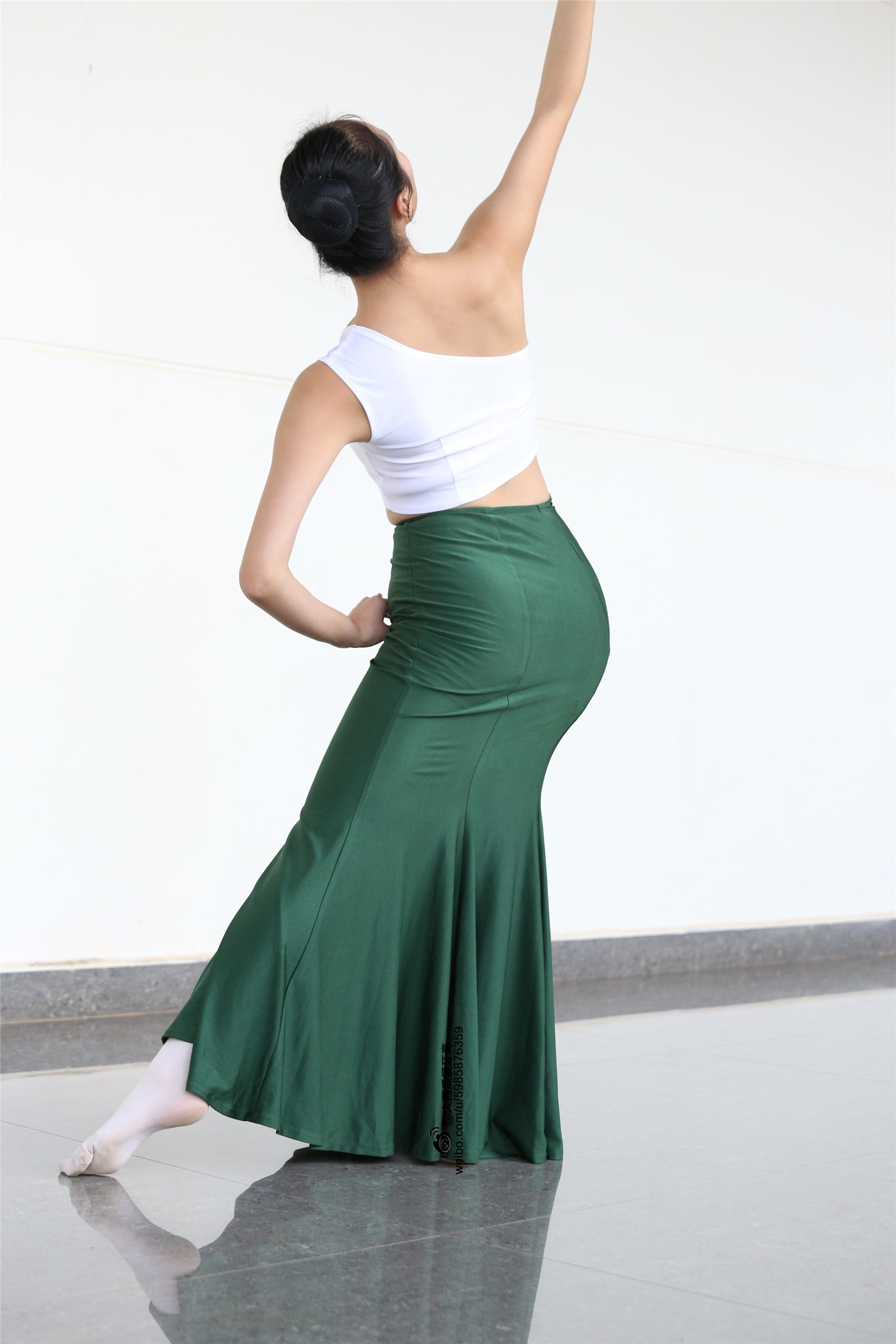 大西瓜美女图片 W006 舞蹈家1-文君 绿裙1