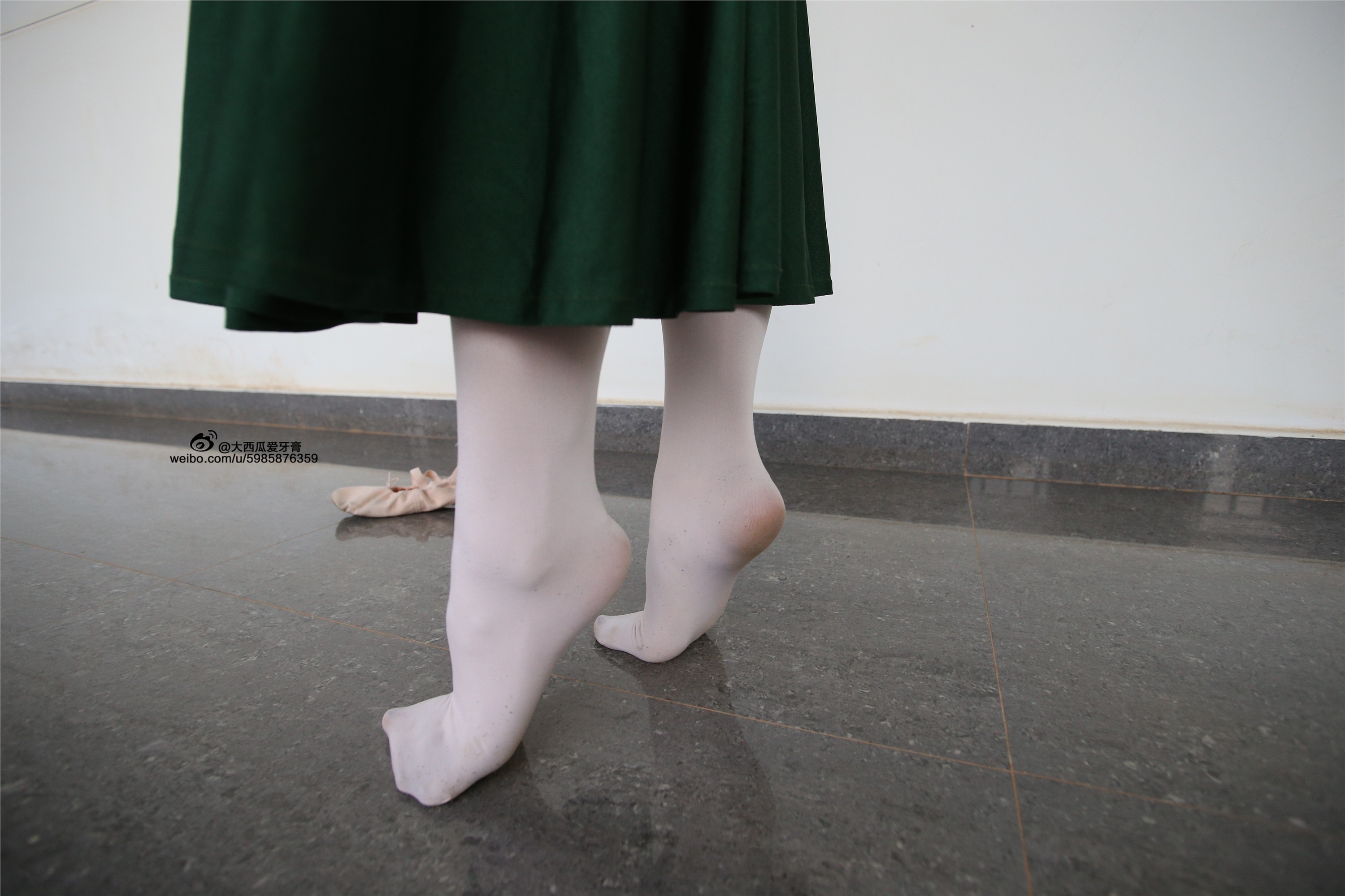 大西瓜美女图片 W006 舞蹈家1-文君 绿裙1