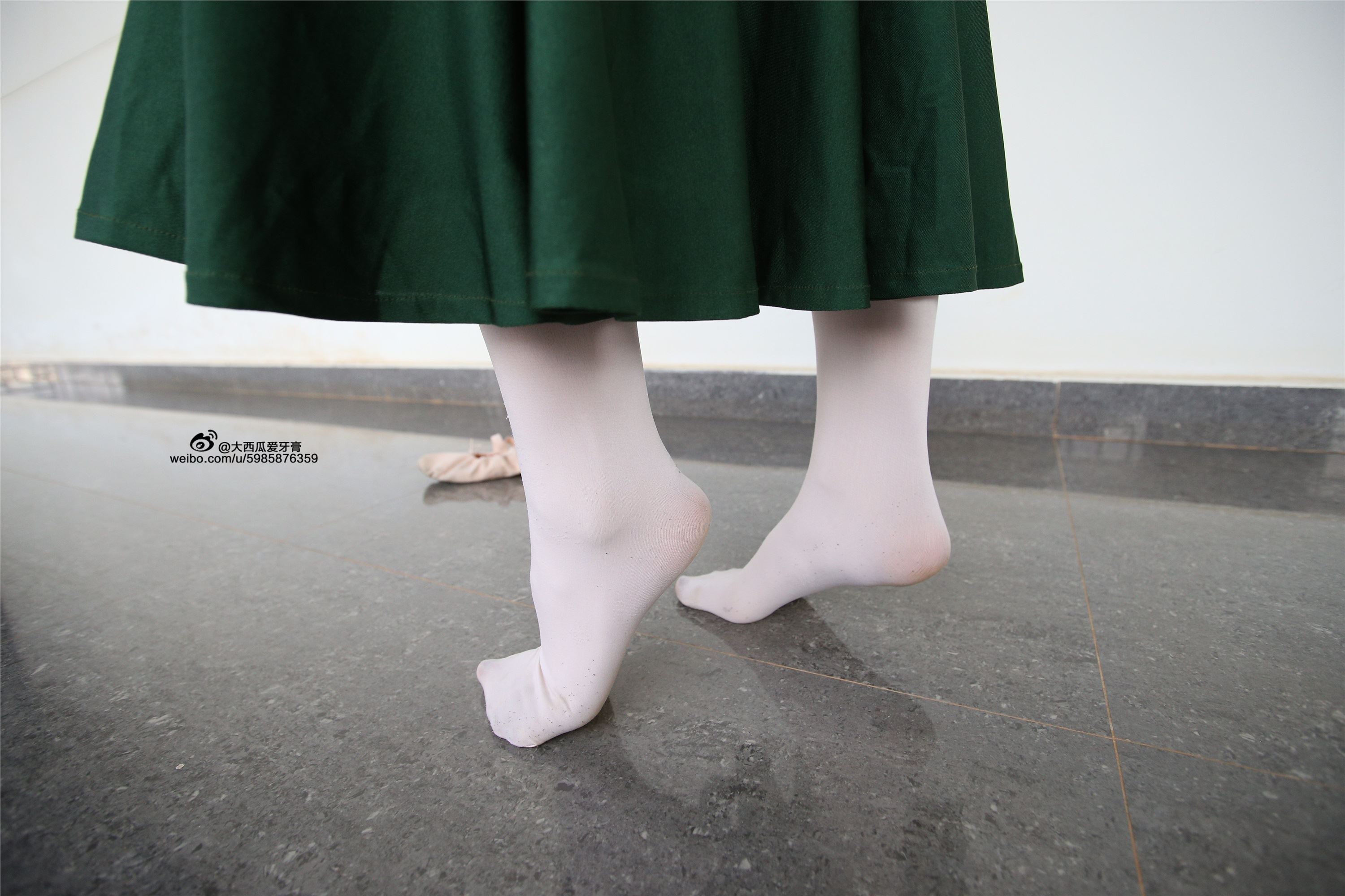 大西瓜美女图片 W006 舞蹈家1-文君 绿裙1