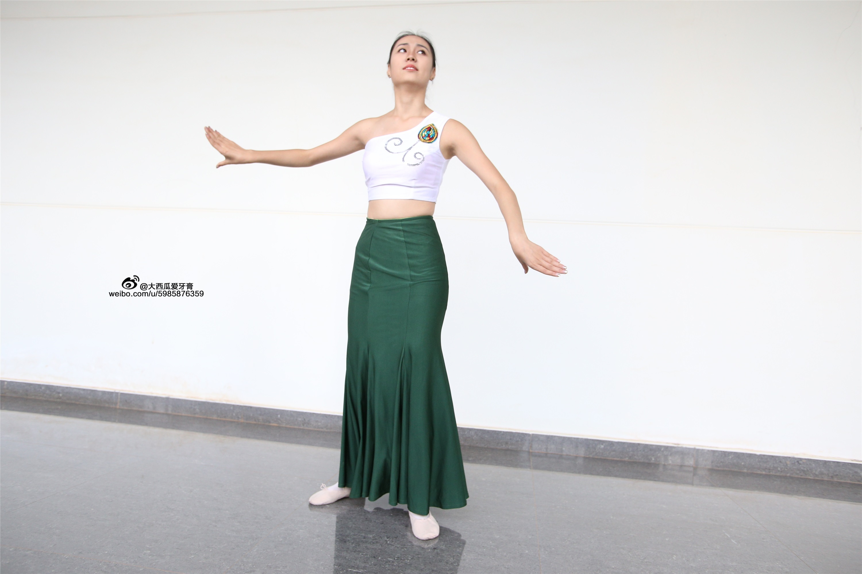 大西瓜美女图片 W006 舞蹈家1-文君 绿裙1