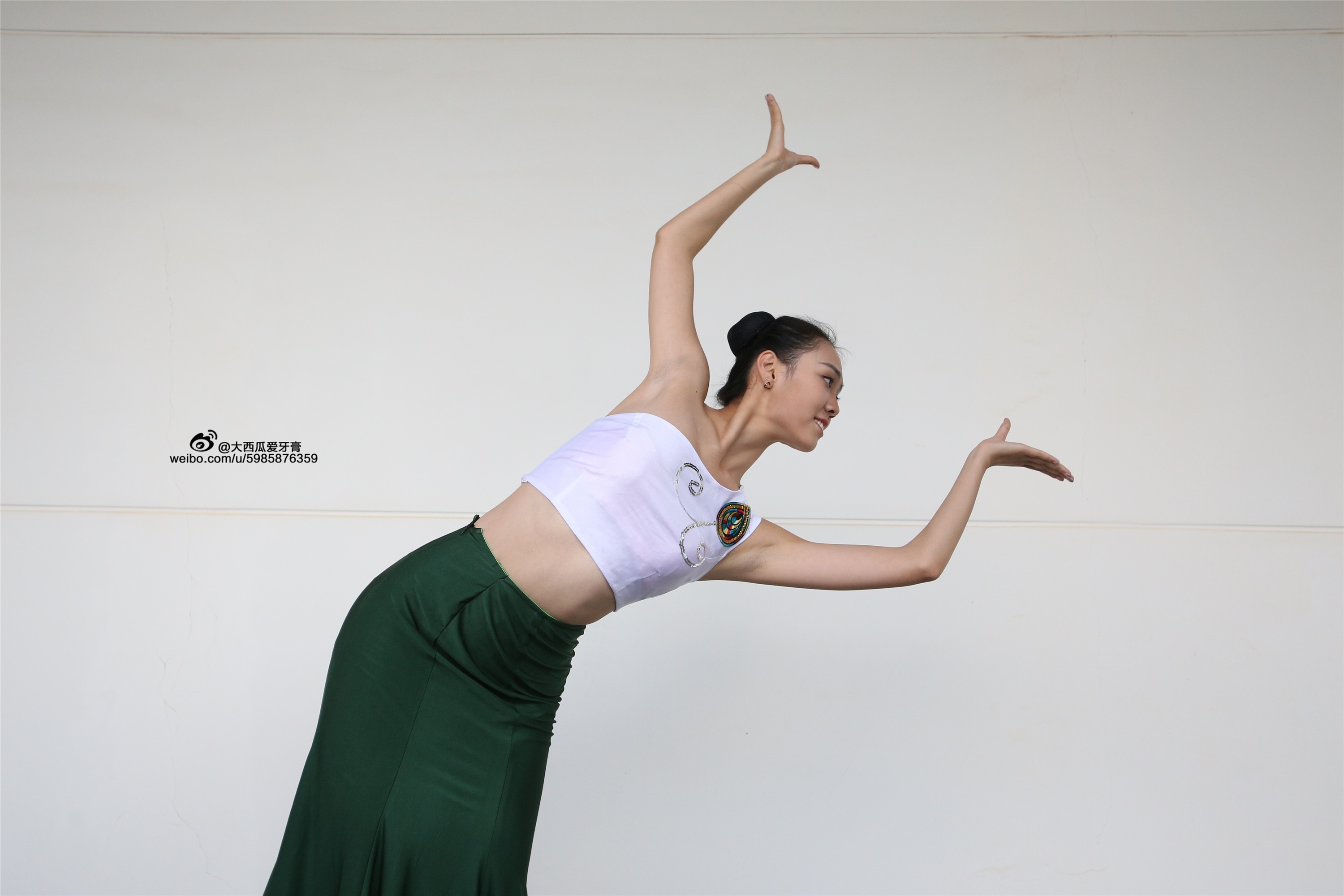 大西瓜美女图片 W006 舞蹈家1-文君 绿裙1