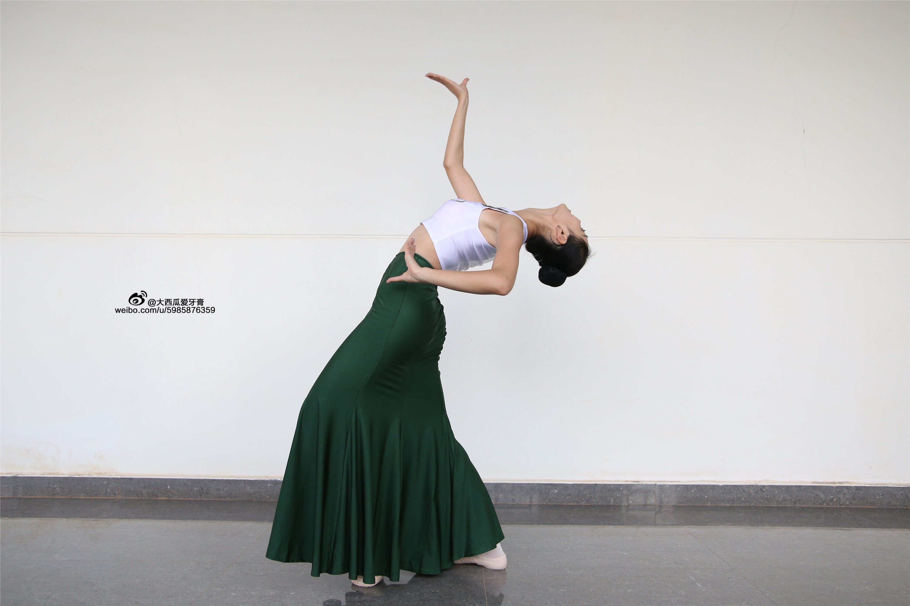 大西瓜美女图片 W006 舞蹈家1-文君 绿裙1