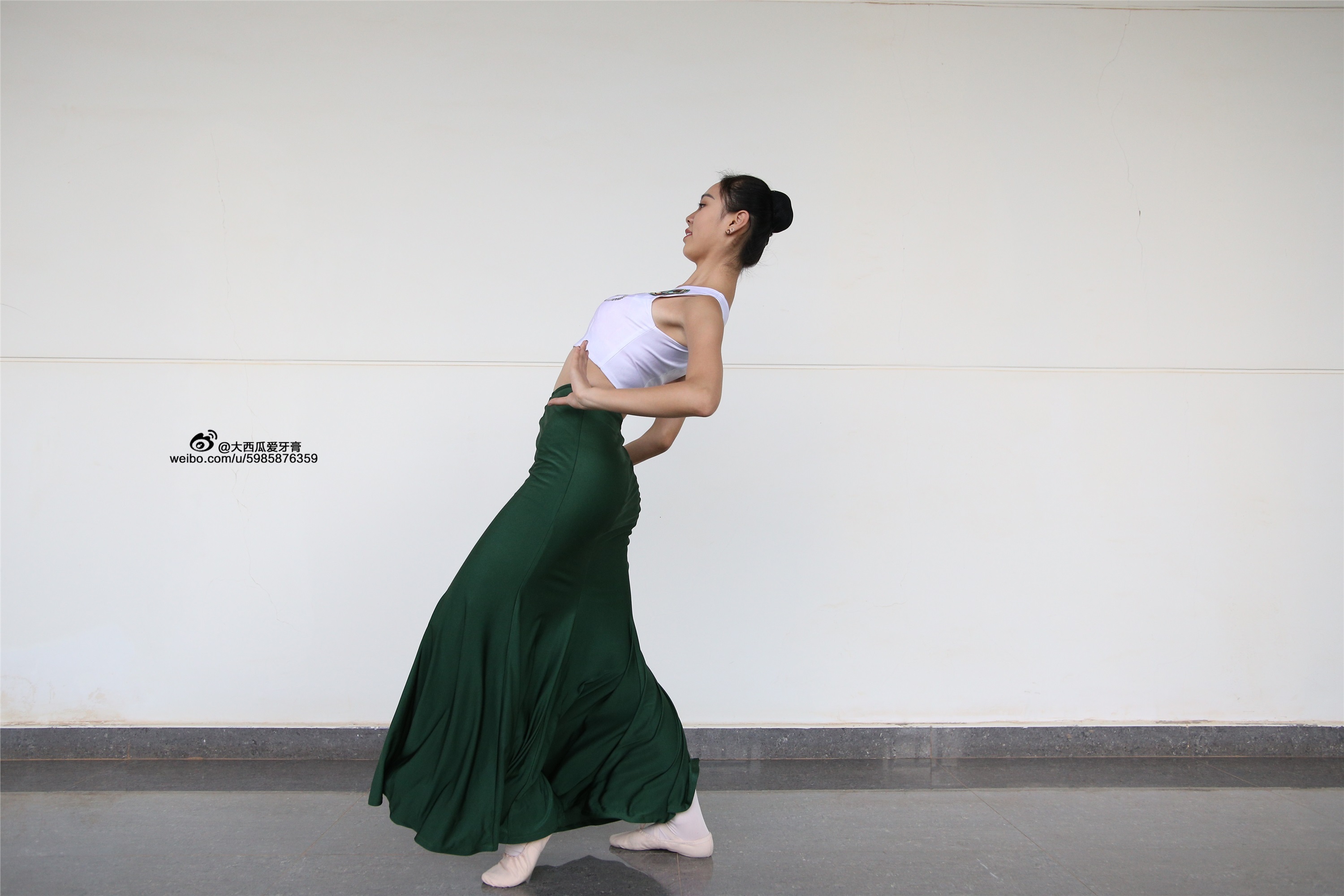 大西瓜美女图片 W006 舞蹈家1-文君 绿裙1