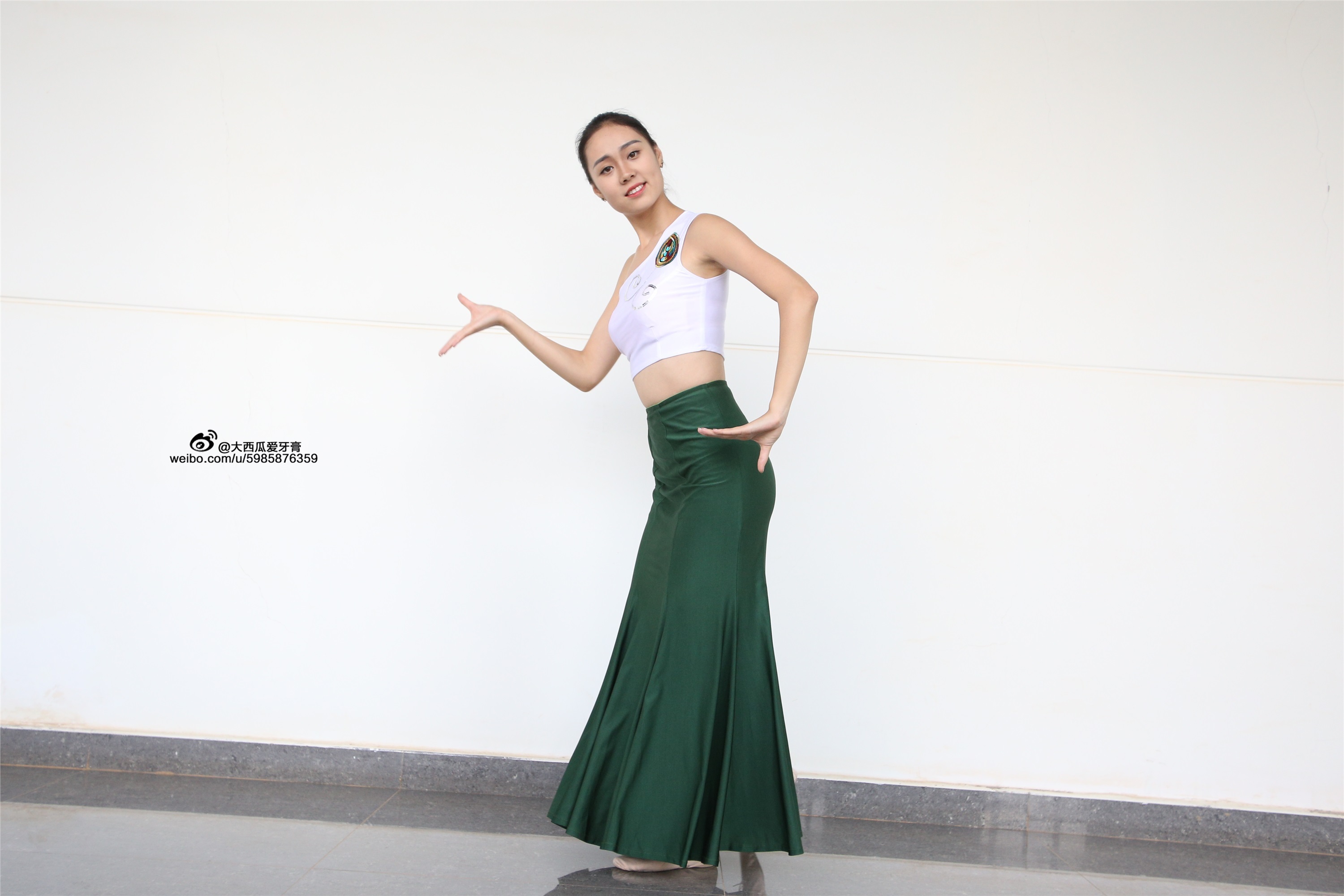大西瓜美女图片 W006 舞蹈家1-文君 绿裙2