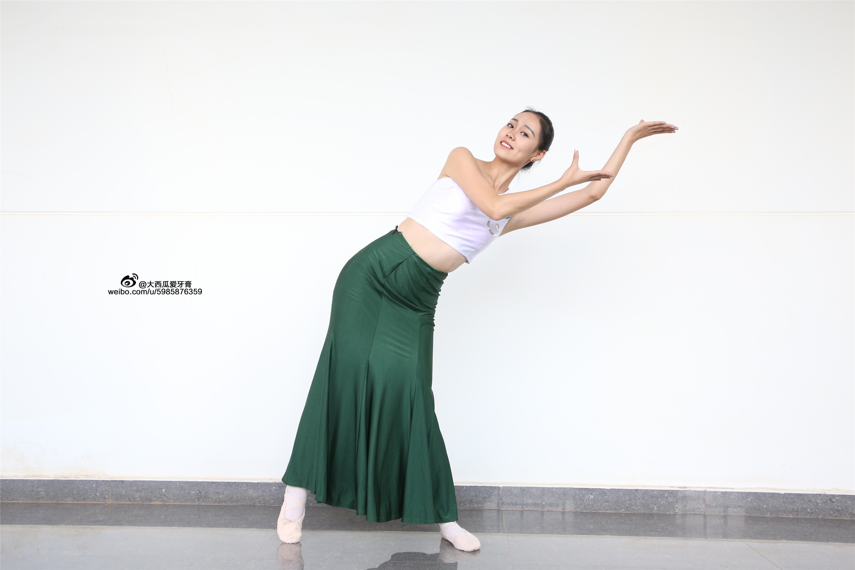 大西瓜美女图片 W006 舞蹈家1-文君 绿裙2