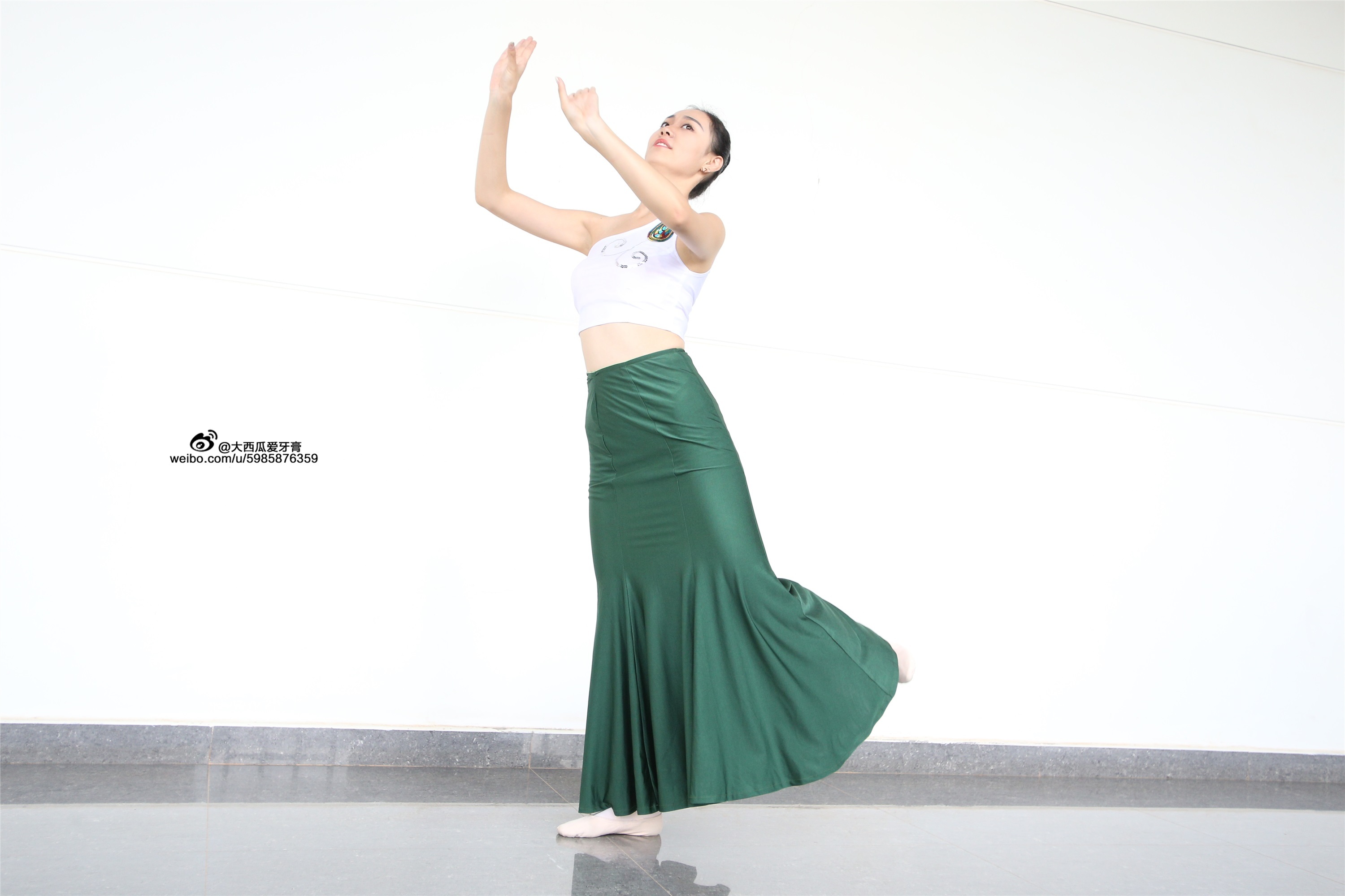 大西瓜美女图片 W006 舞蹈家1-文君 绿裙2