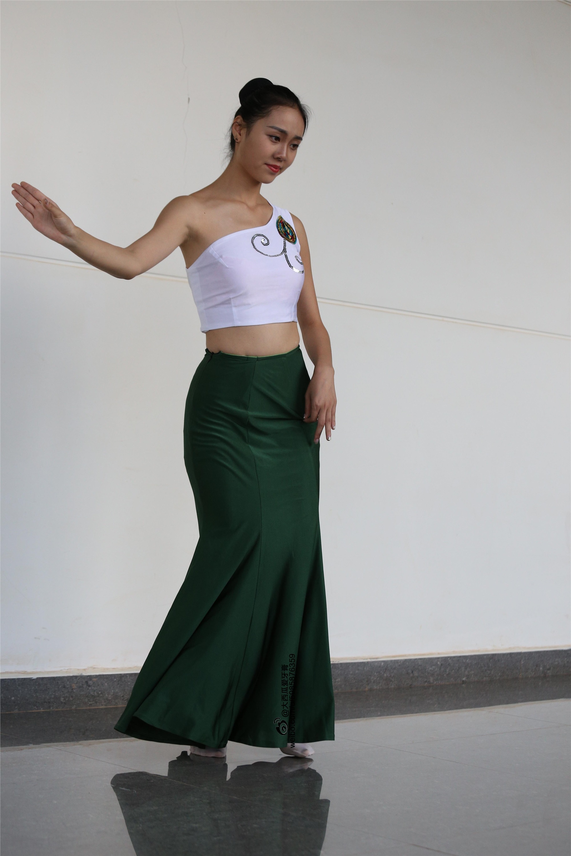 大西瓜美女图片 W006 舞蹈家1-文君 绿裙2