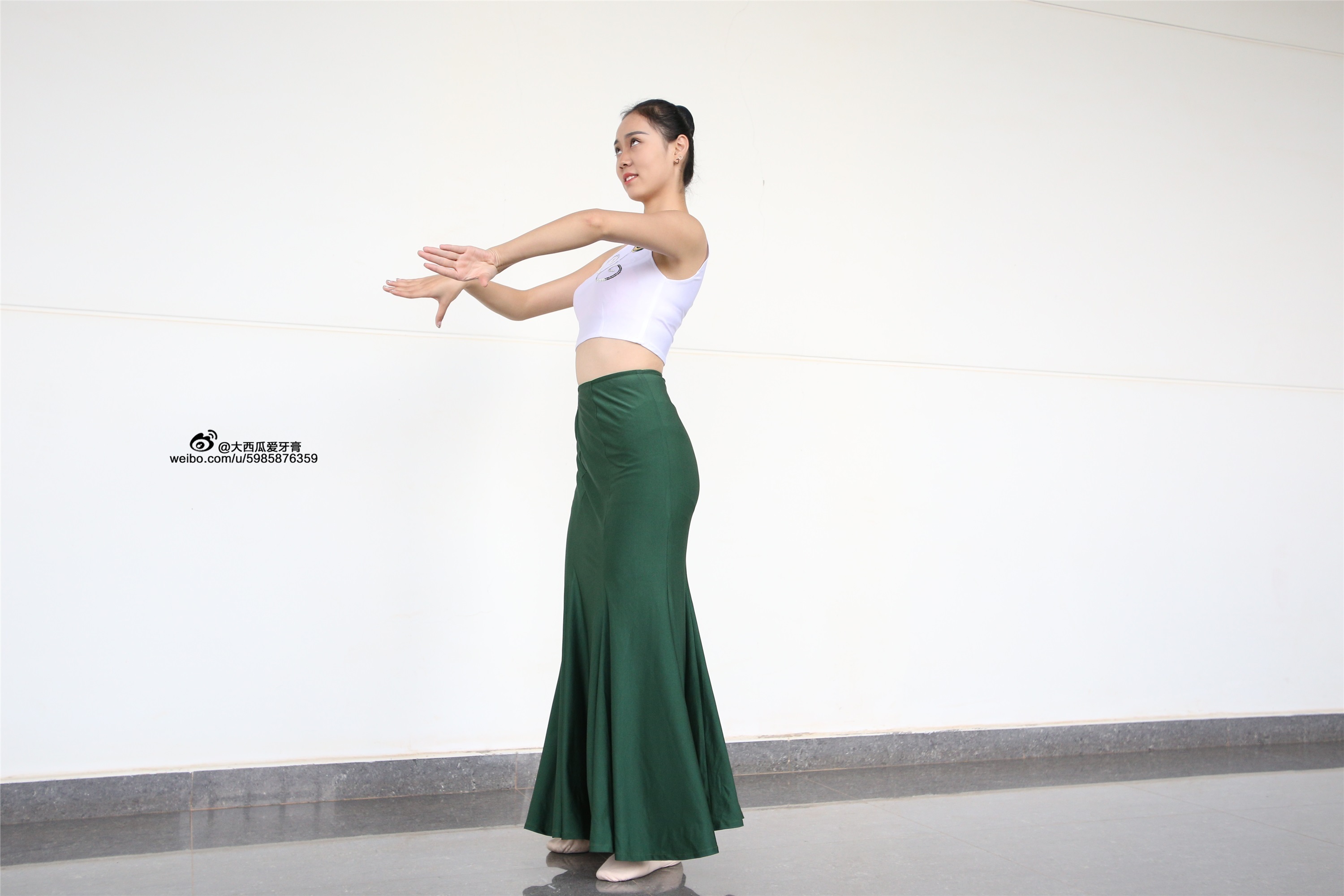 大西瓜美女图片 W006 舞蹈家1-文君 绿裙2