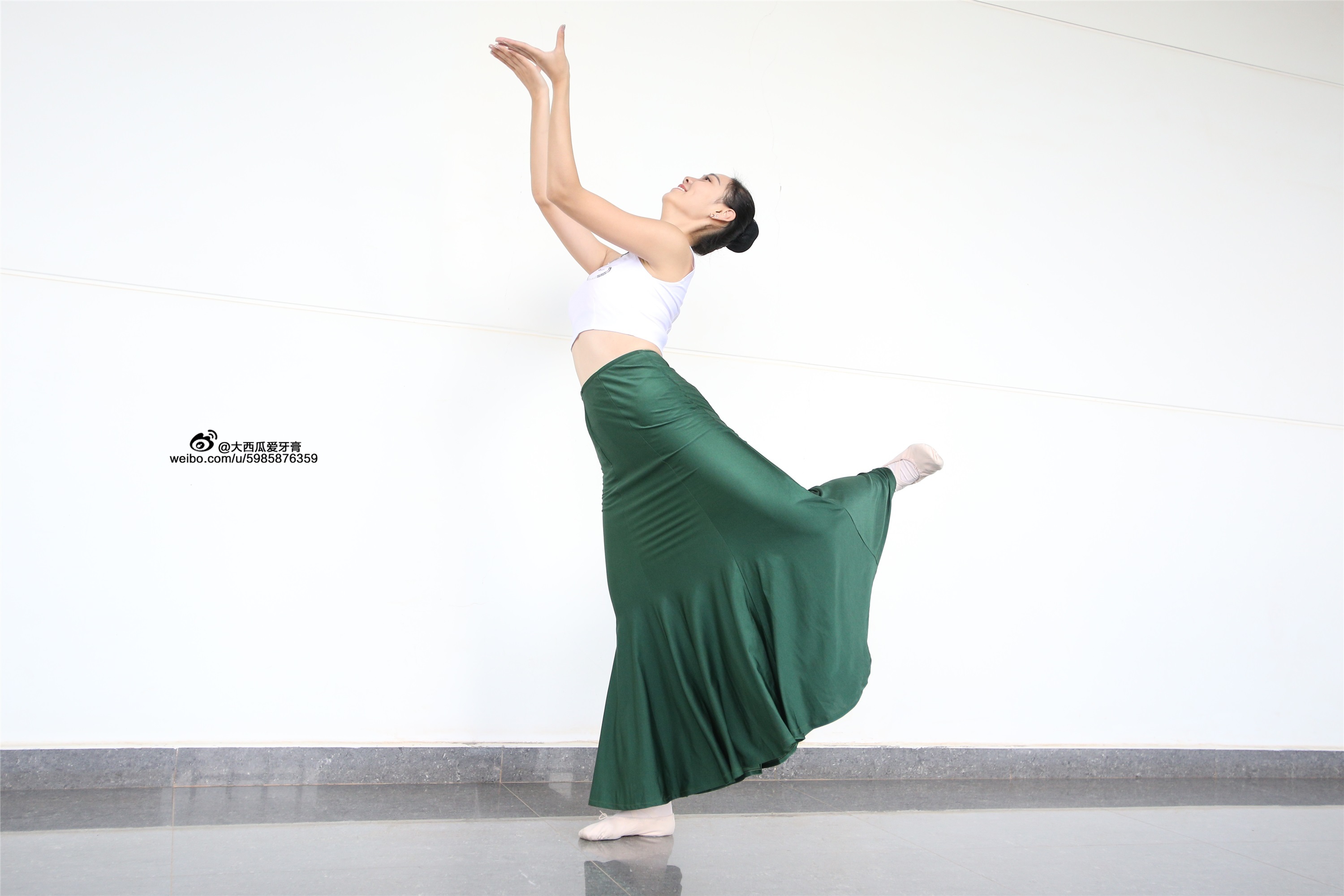 大西瓜美女图片 W006 舞蹈家1-文君 绿裙2