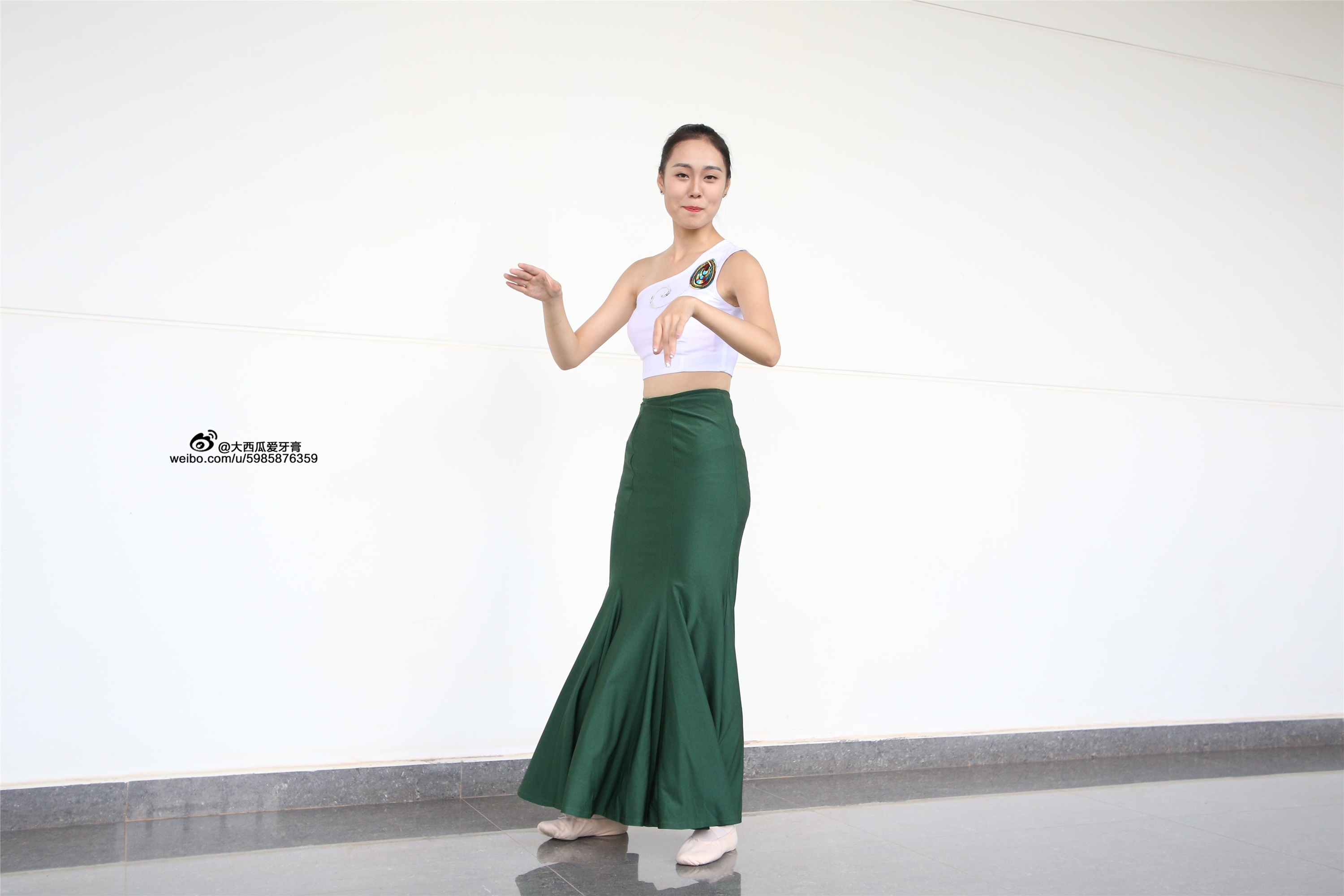 大西瓜美女图片 W006 舞蹈家1-文君 绿裙2