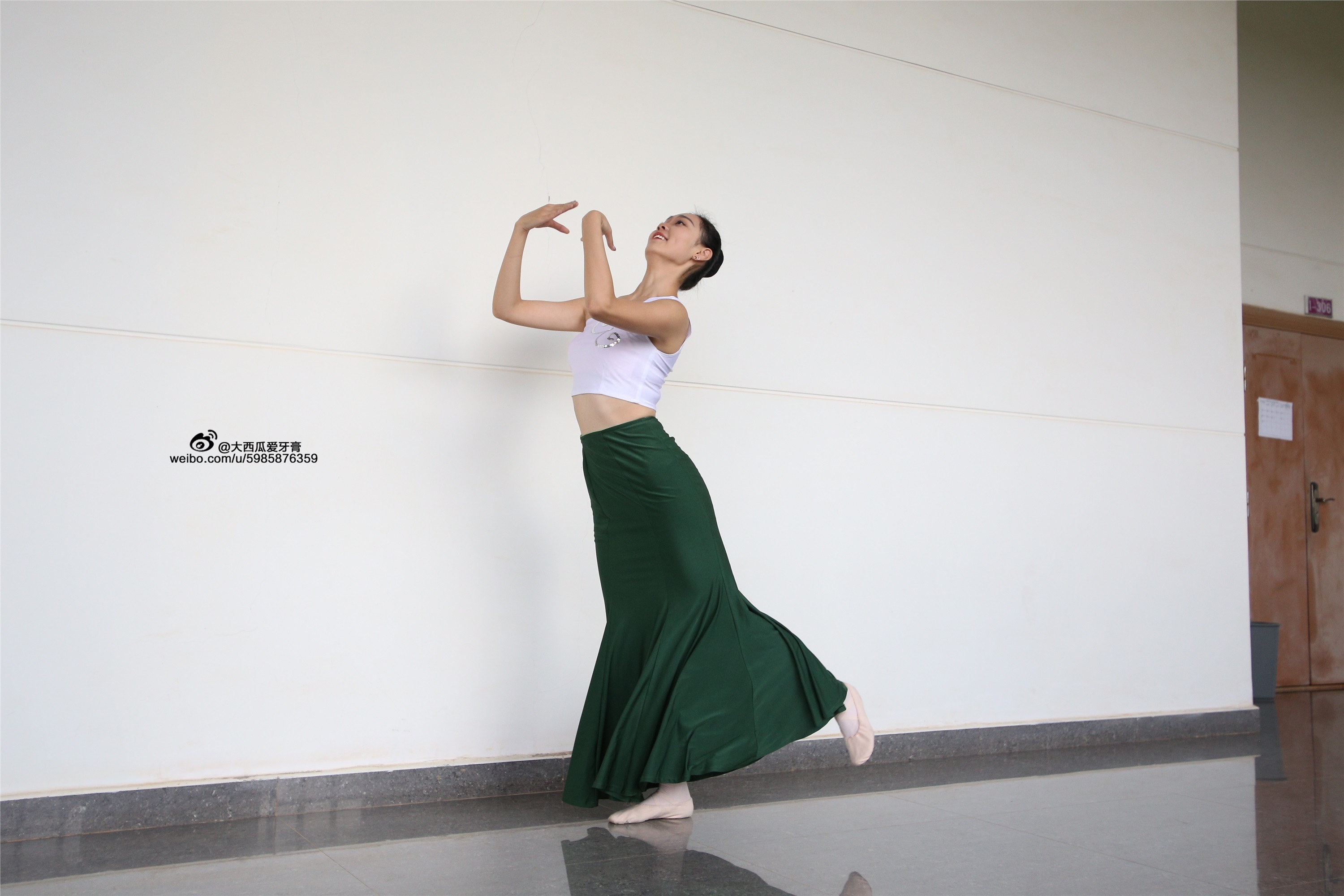 大西瓜美女图片 W006 舞蹈家1-文君 绿裙2