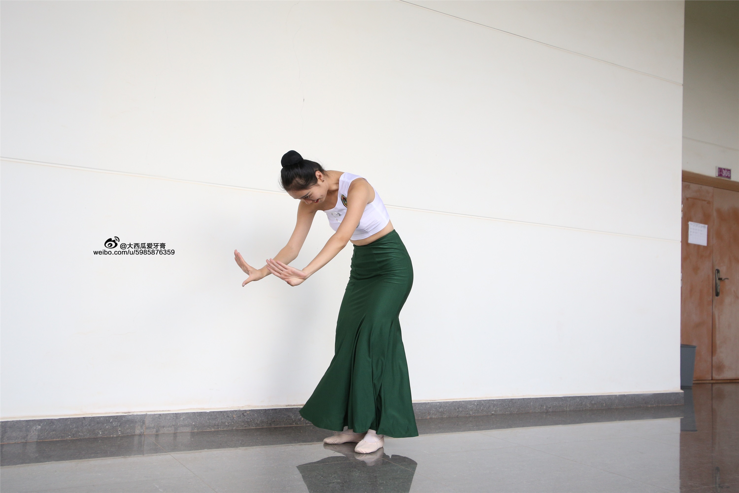 大西瓜美女图片 W006 舞蹈家1-文君 绿裙2