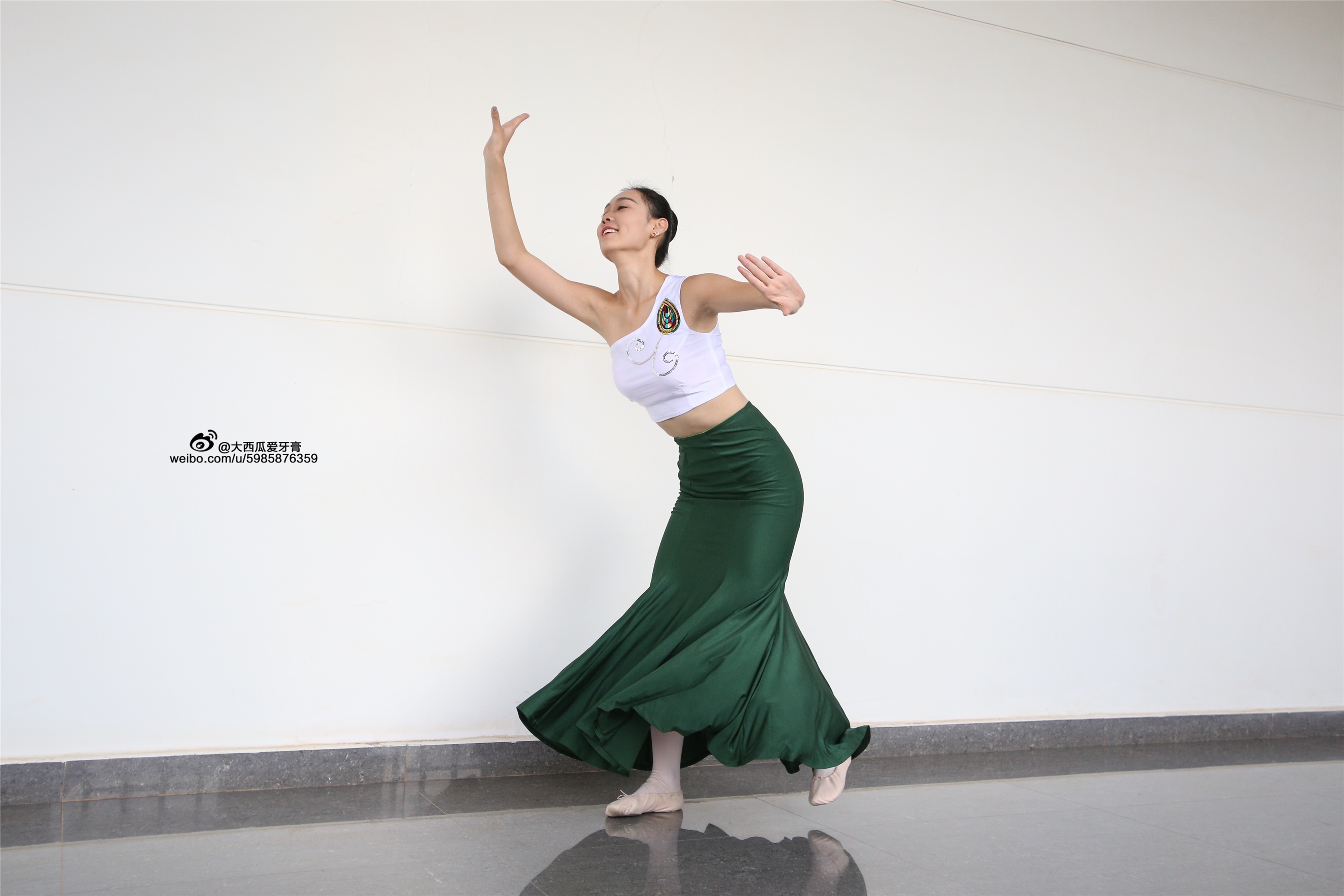 大西瓜美女图片 W006 舞蹈家1-文君 绿裙2