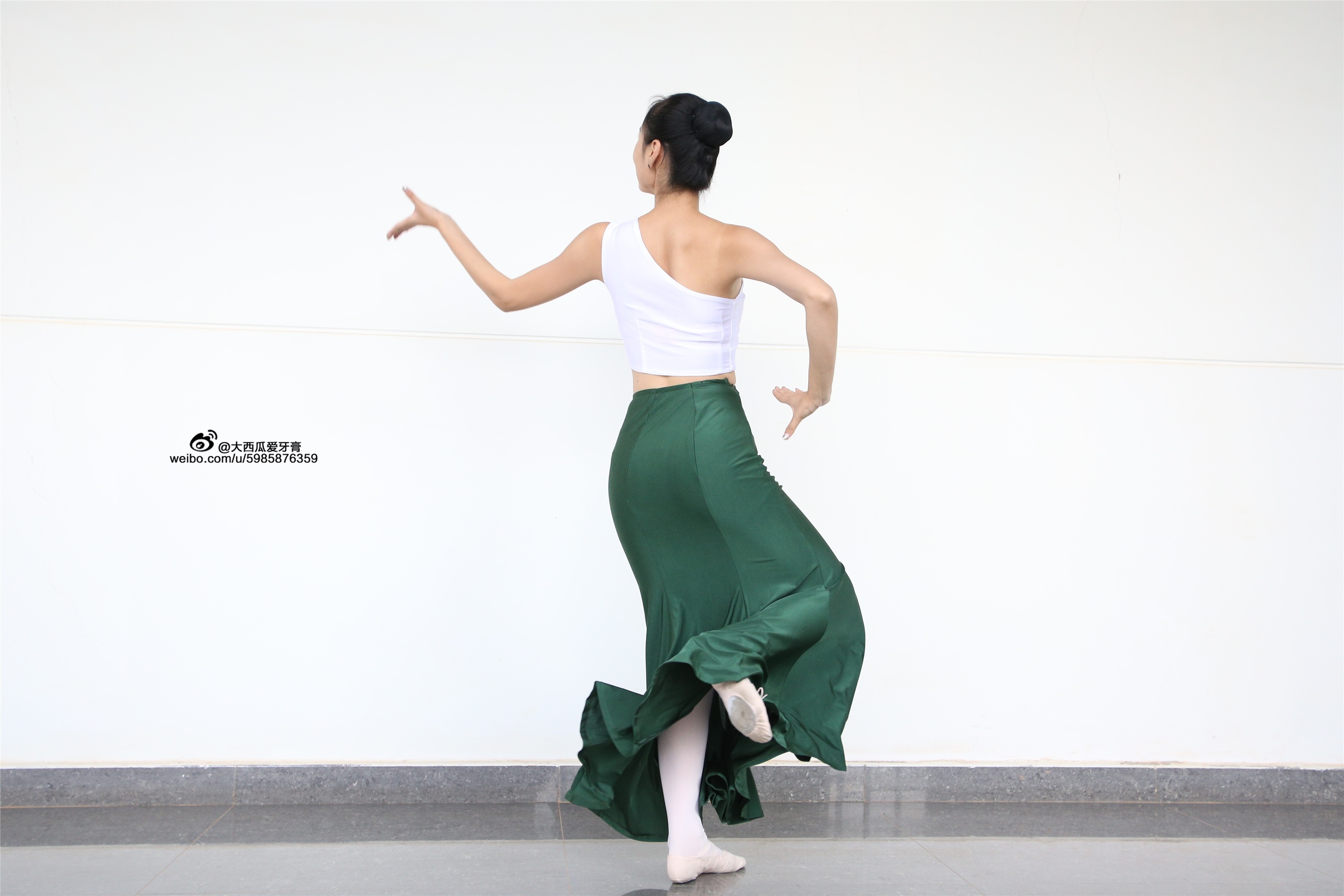 大西瓜美女图片 W006 舞蹈家1-文君 绿裙2