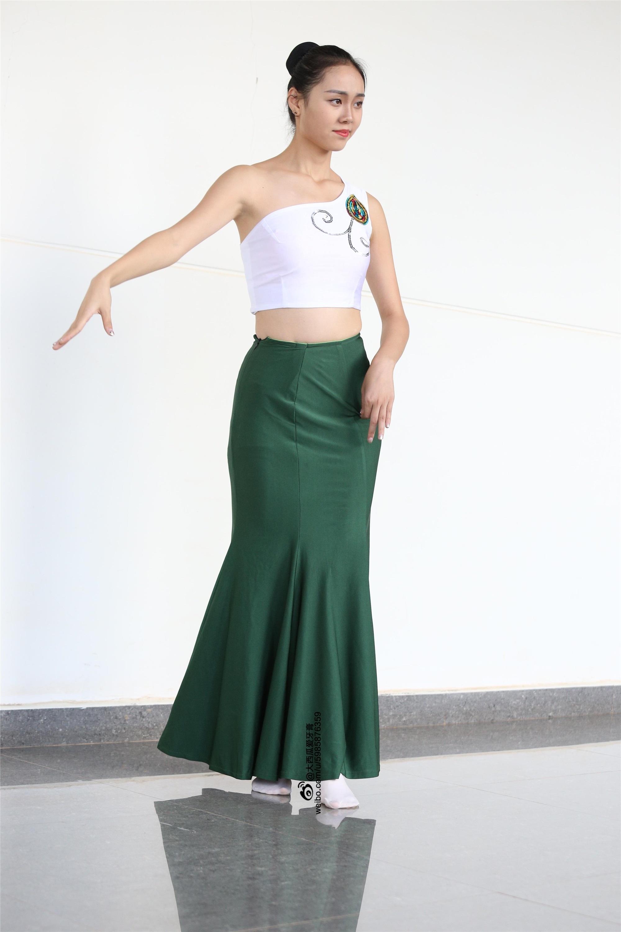 大西瓜美女图片 W006 舞蹈家1-文君 绿裙2