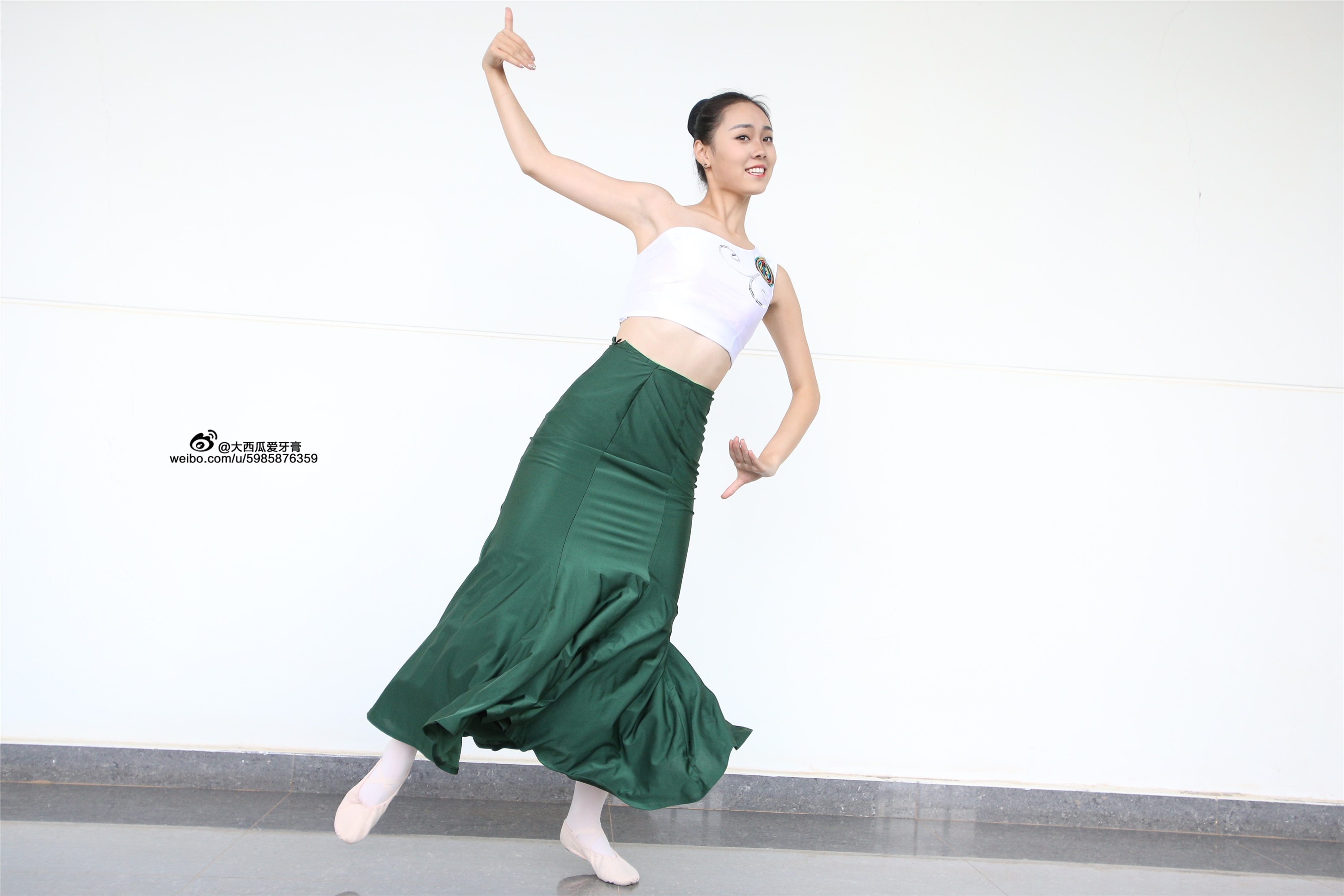 大西瓜美女图片 W006 舞蹈家1-文君 绿裙2