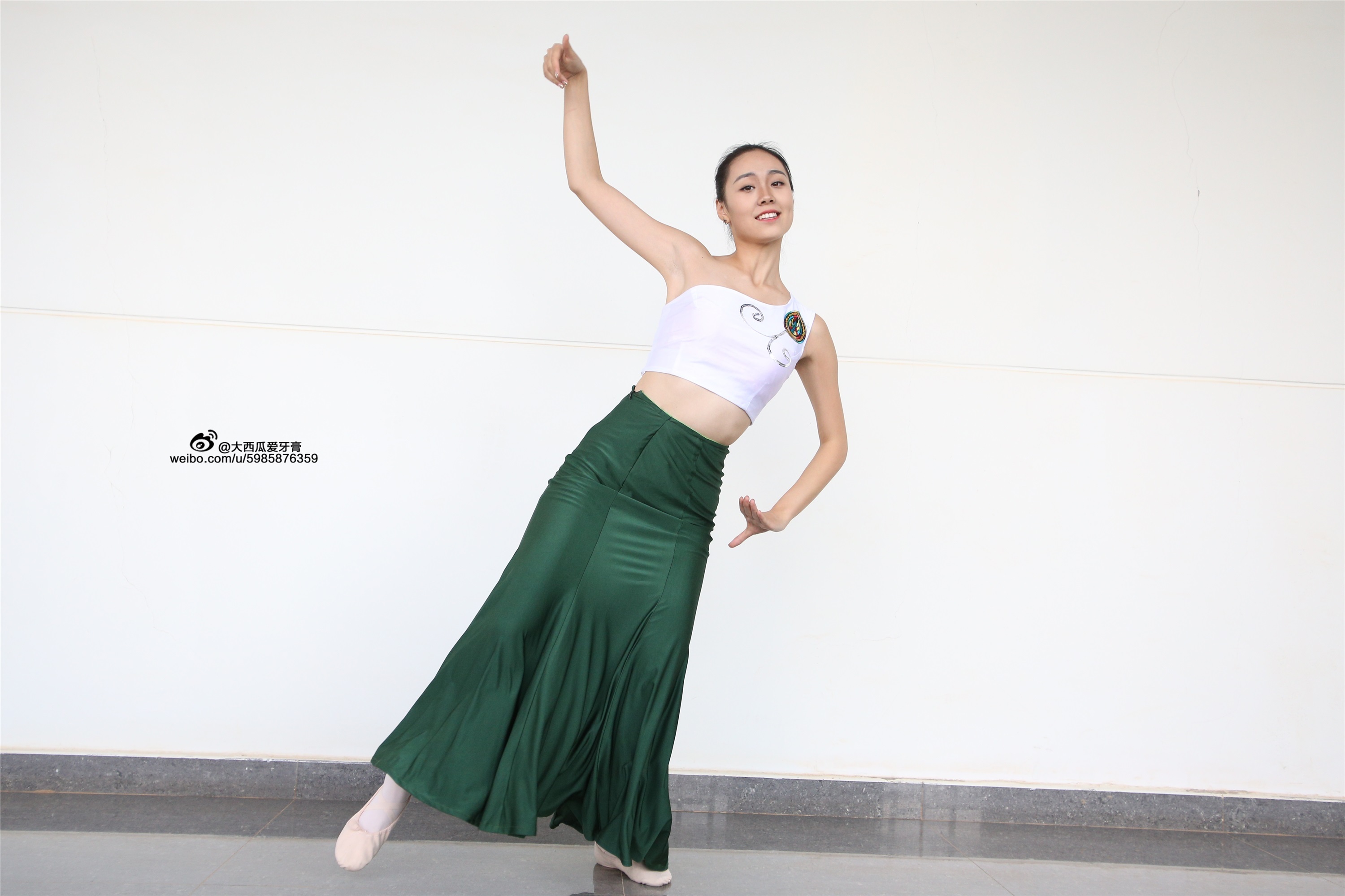 大西瓜美女图片 W006 舞蹈家1-文君 绿裙2